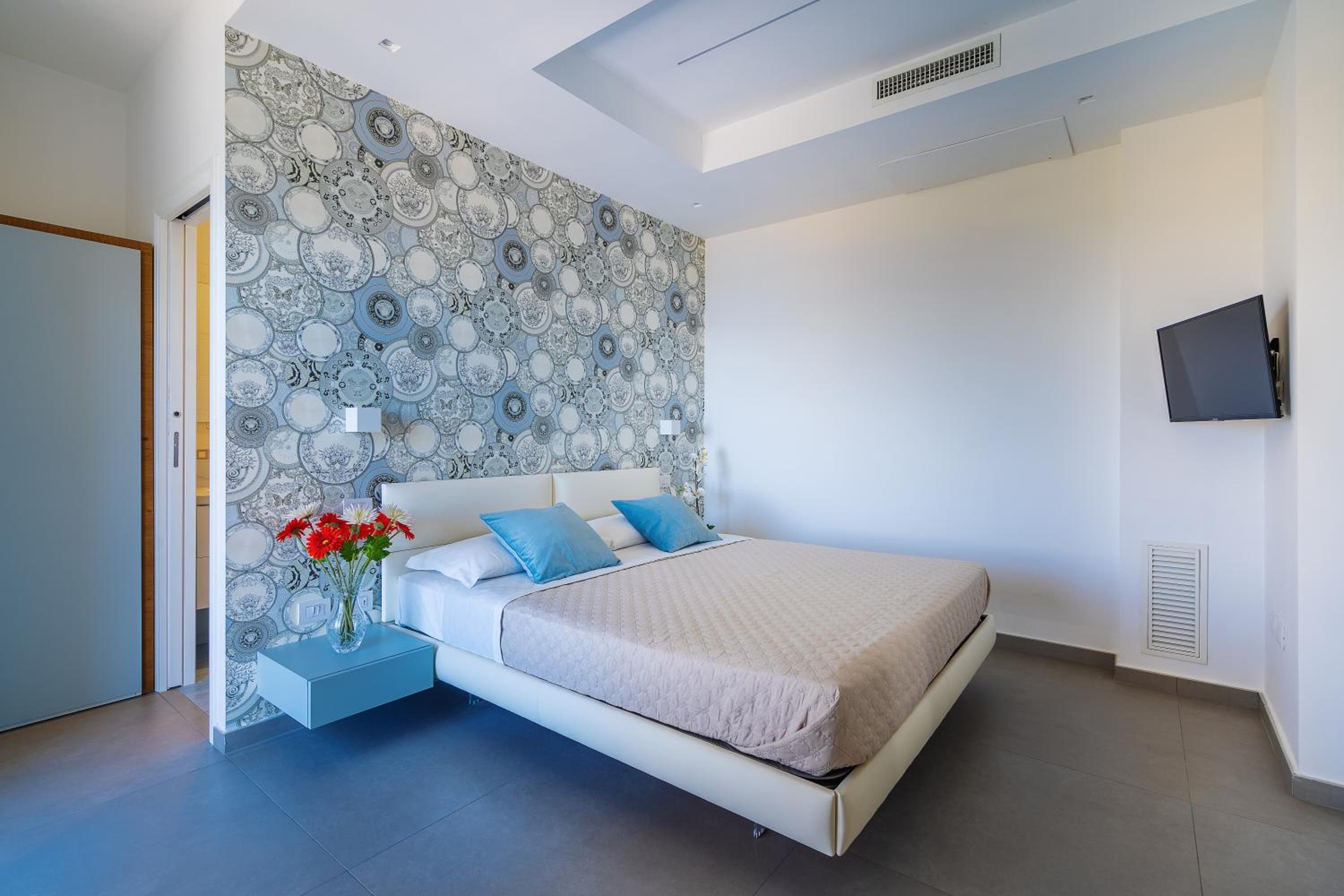 Deluxe Double Room with Balcony and Sea View - Photo 1
