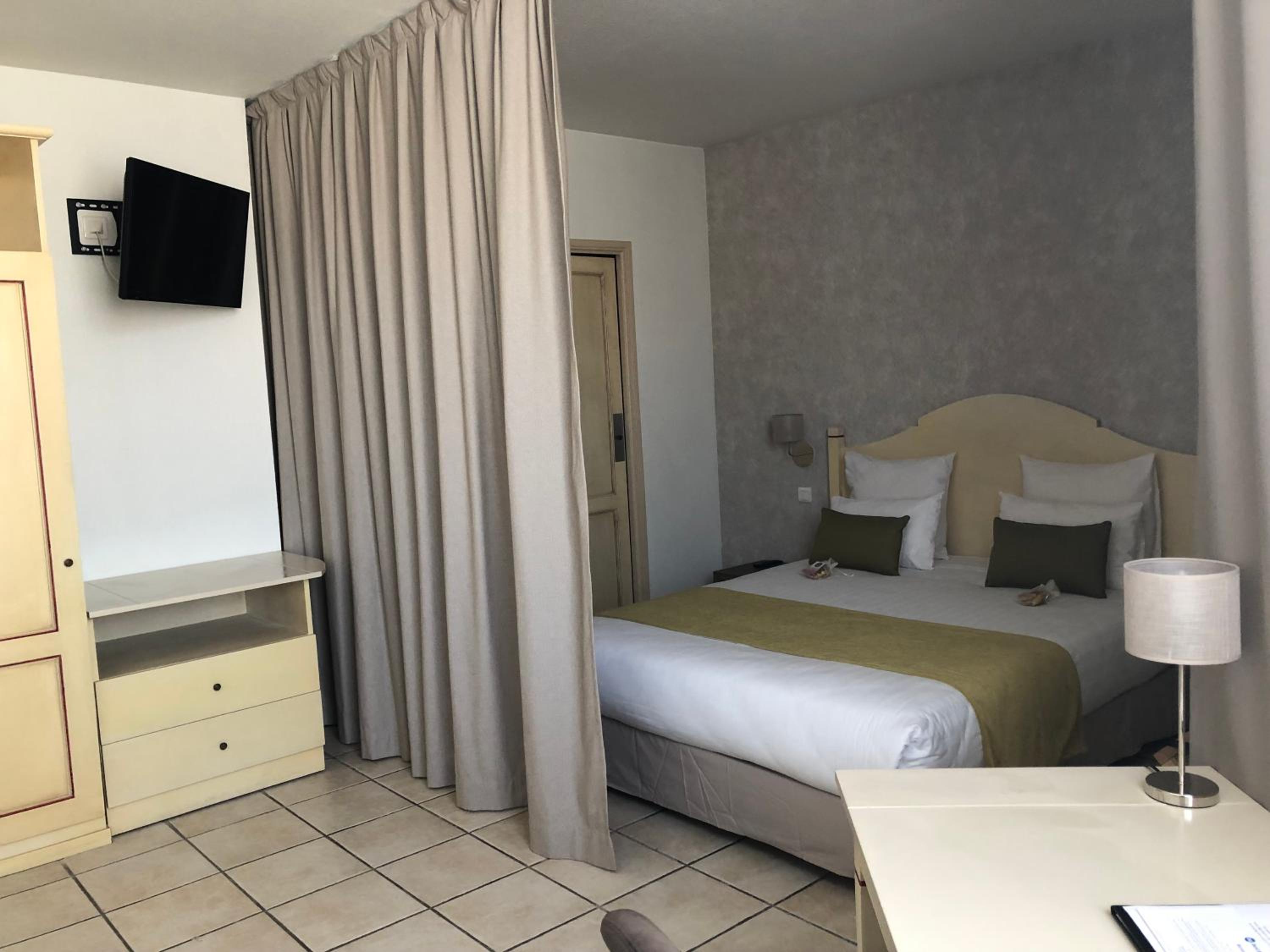 Family Queen Room with Single Bed - Photo 3