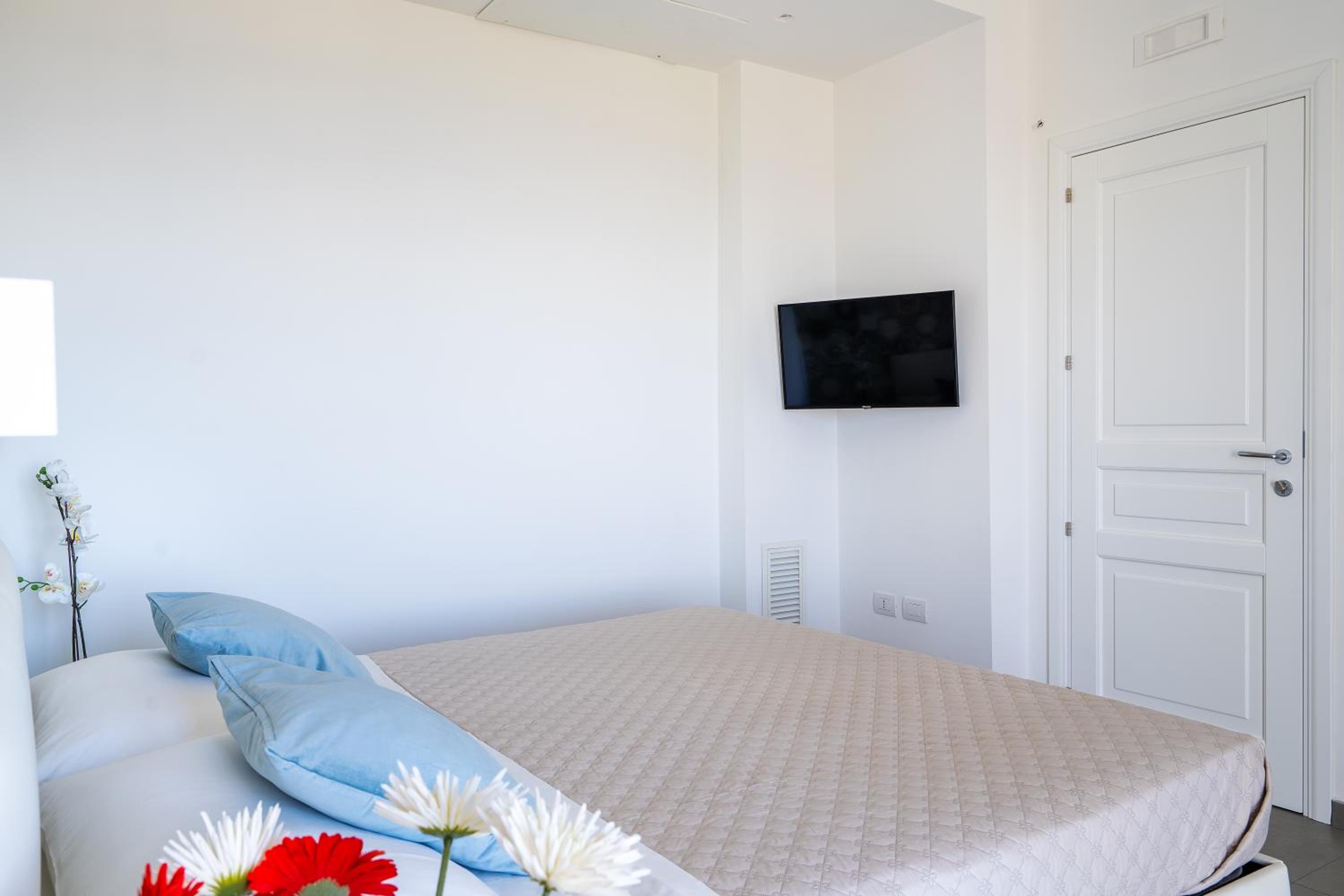 Deluxe Double Room with Balcony and Sea View - Photo 4