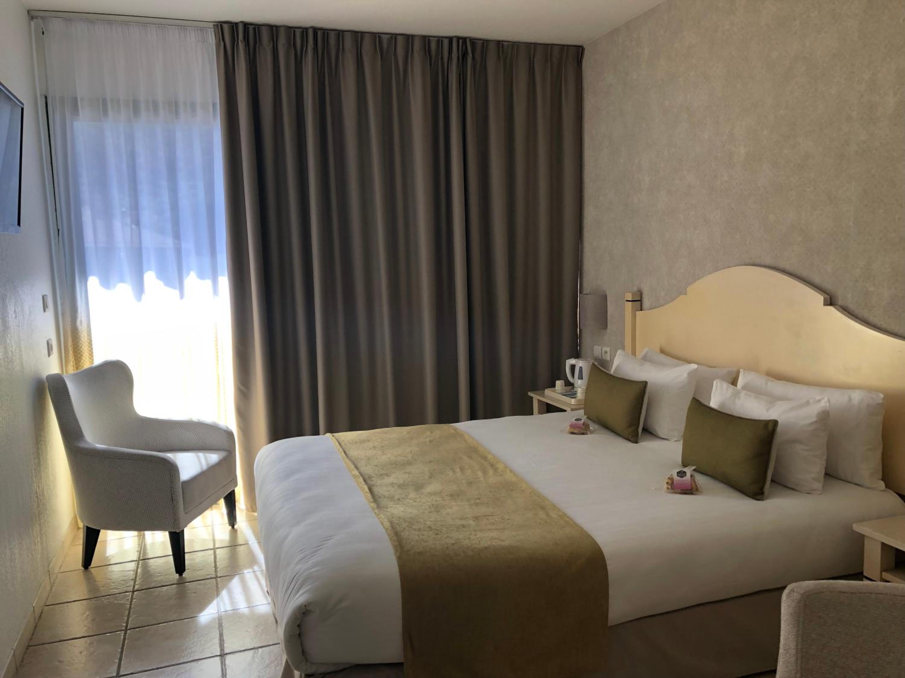Comfort Queen Room - Photo 5