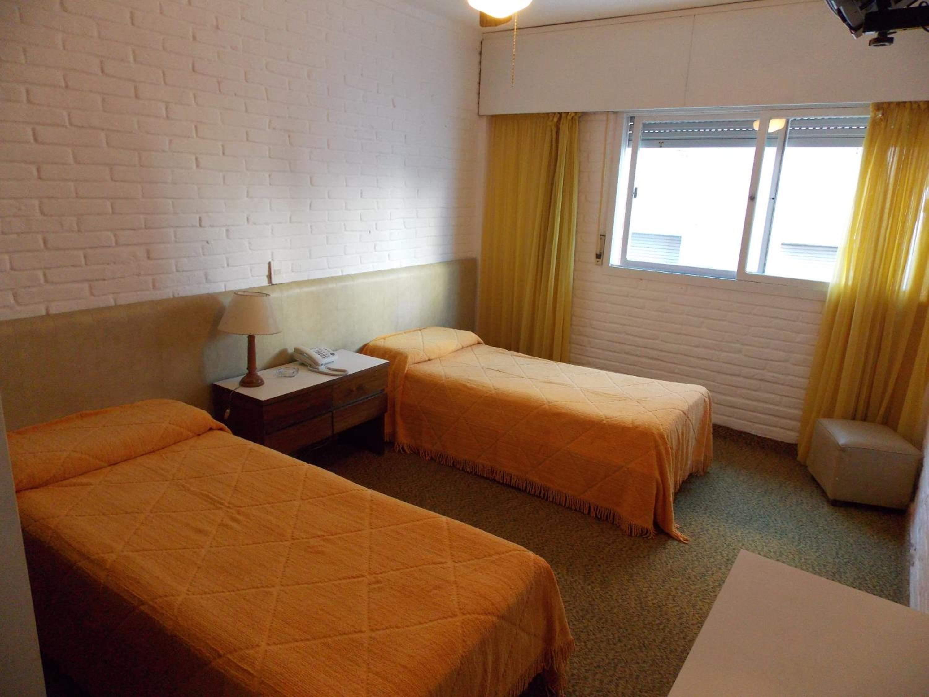 Standard Twin Room - Photo 4