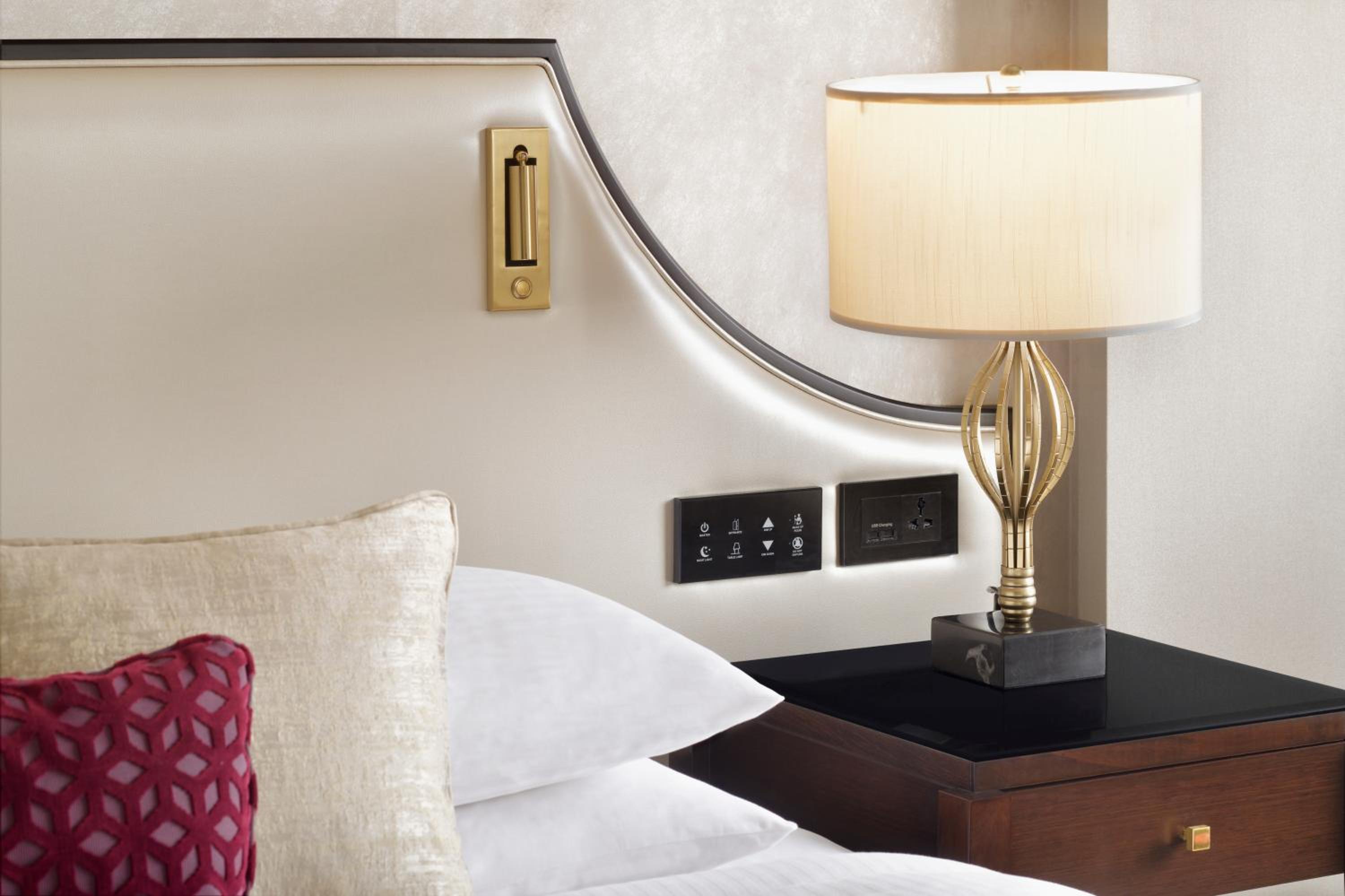 Deluxe King Room - Photo 7