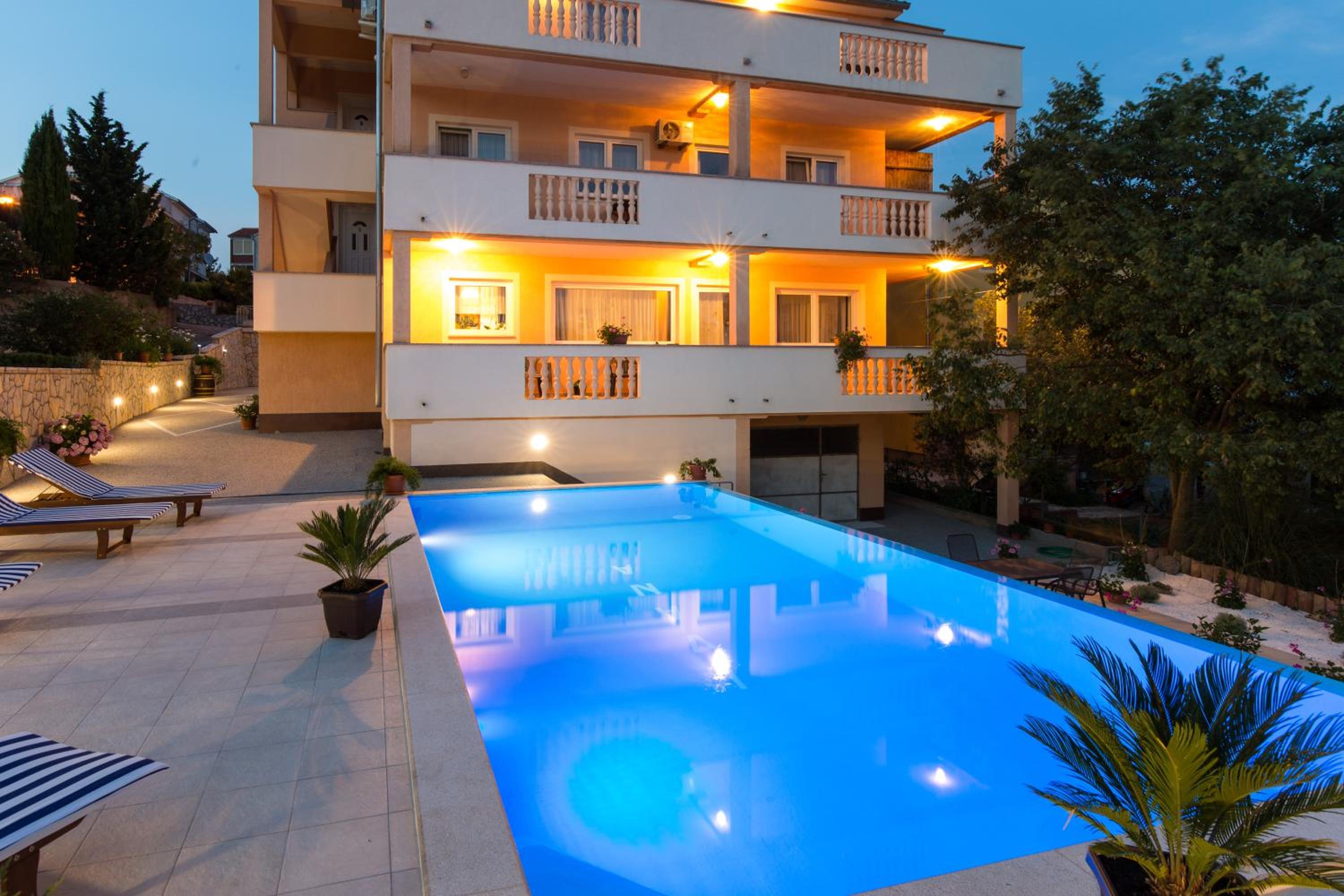 Apartment with Pool View