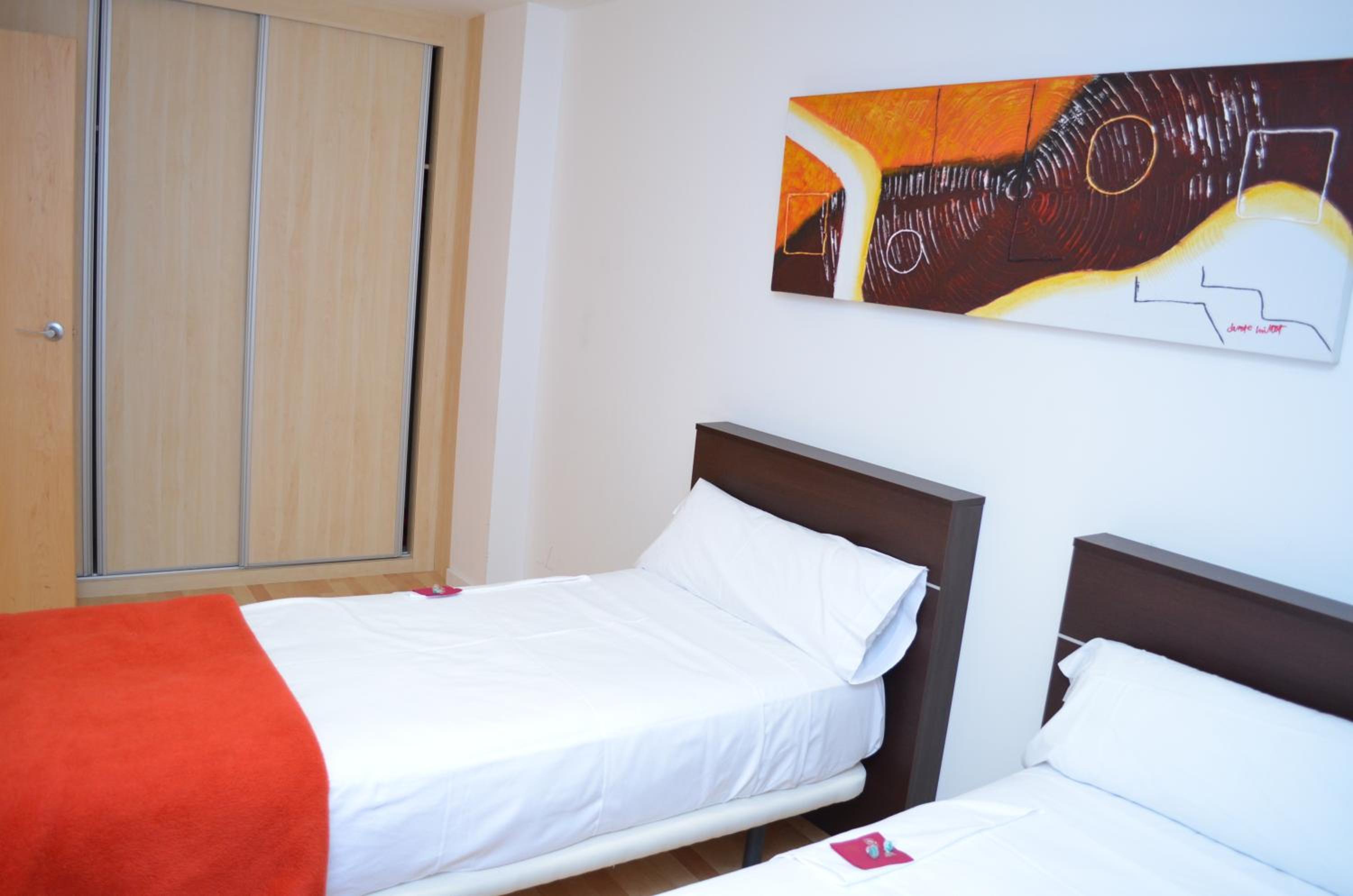 Four-Bedroom Apartment with Terrace - Photo 5
