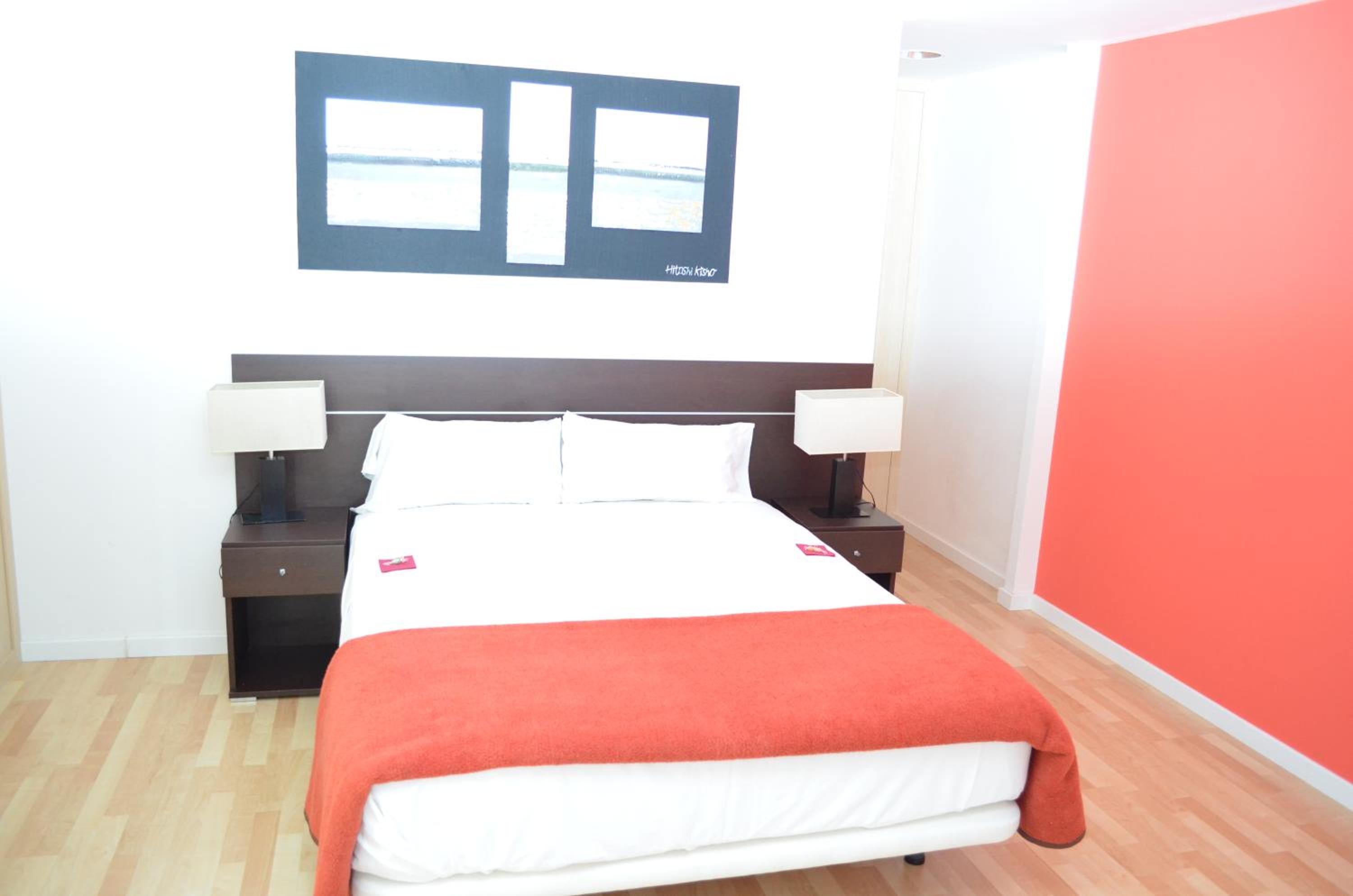 Four-Bedroom Apartment with Terrace - Photo 4