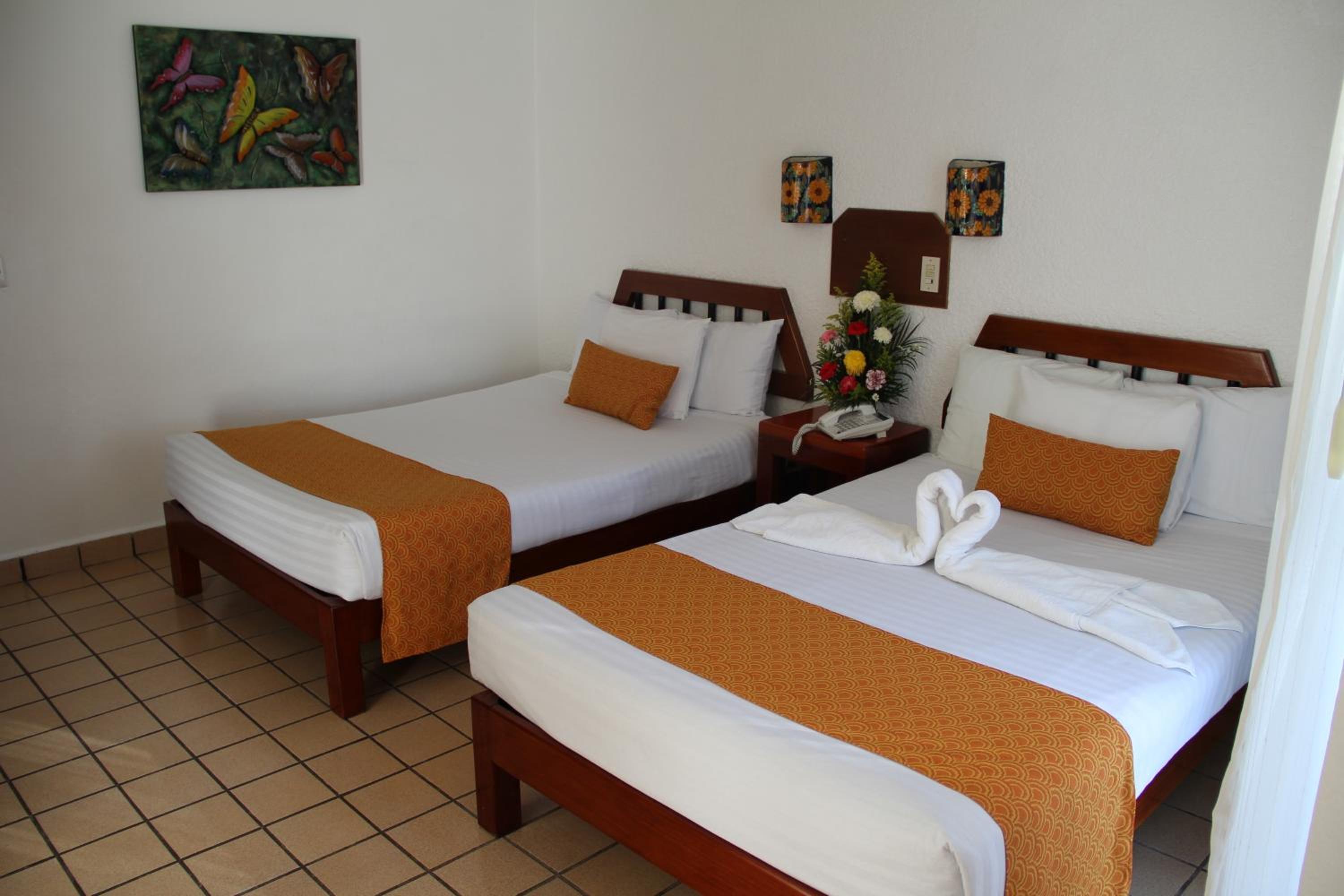 Double Room with Two Double Beds - Photo 2