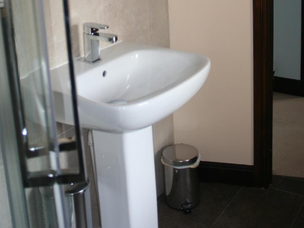 Twin Room with Shower photo 2