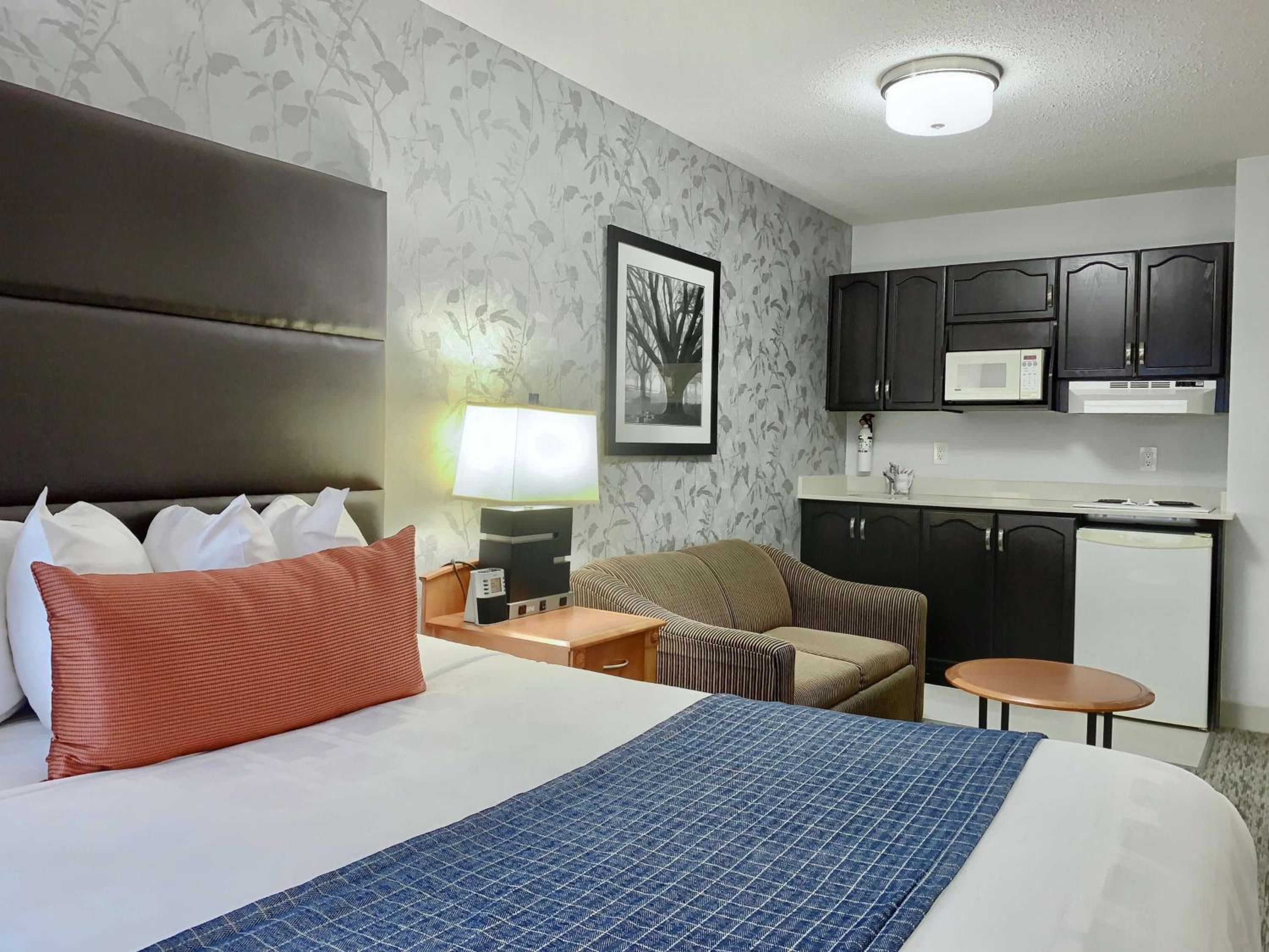 Queen Room with Sofa Bed - Non-Smoking - Photo 8