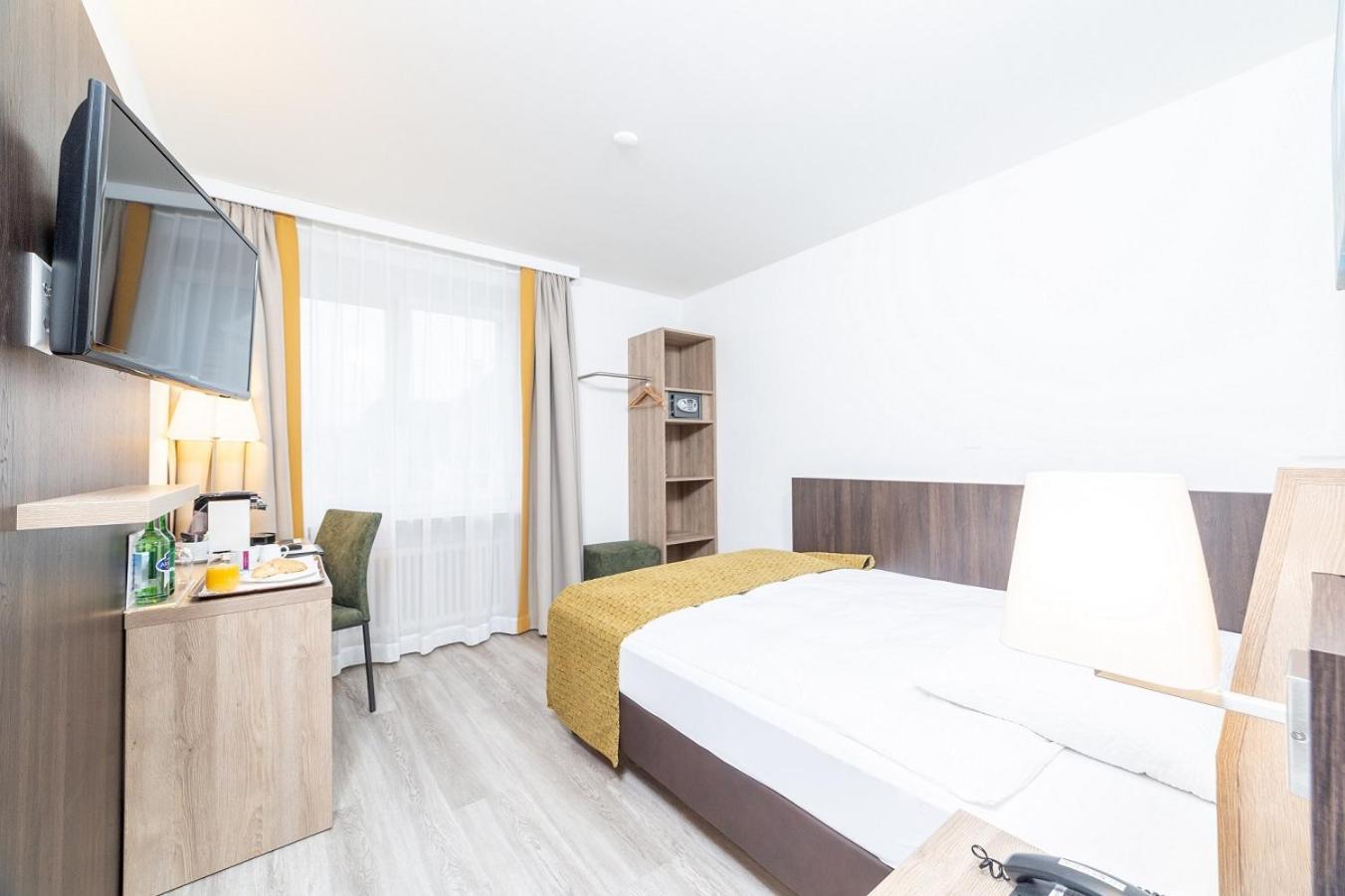 Modern Queen Room  photo 3