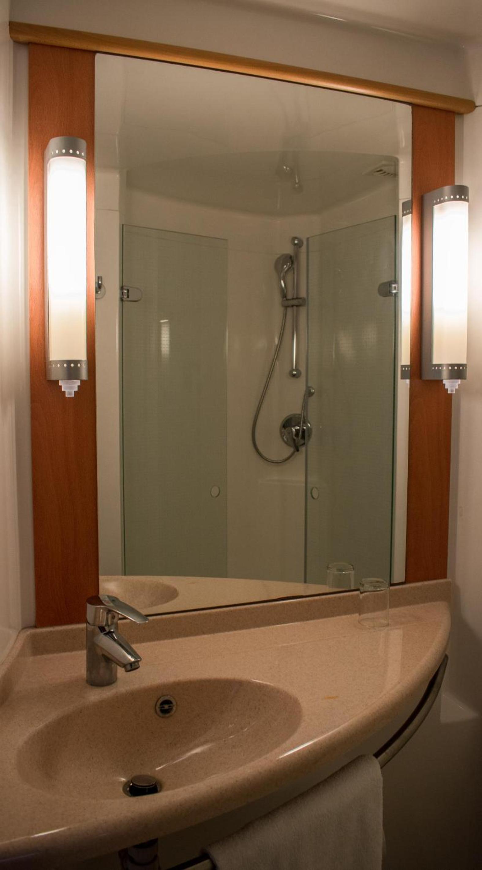 Standard Room with One Double Bed - Photo 6