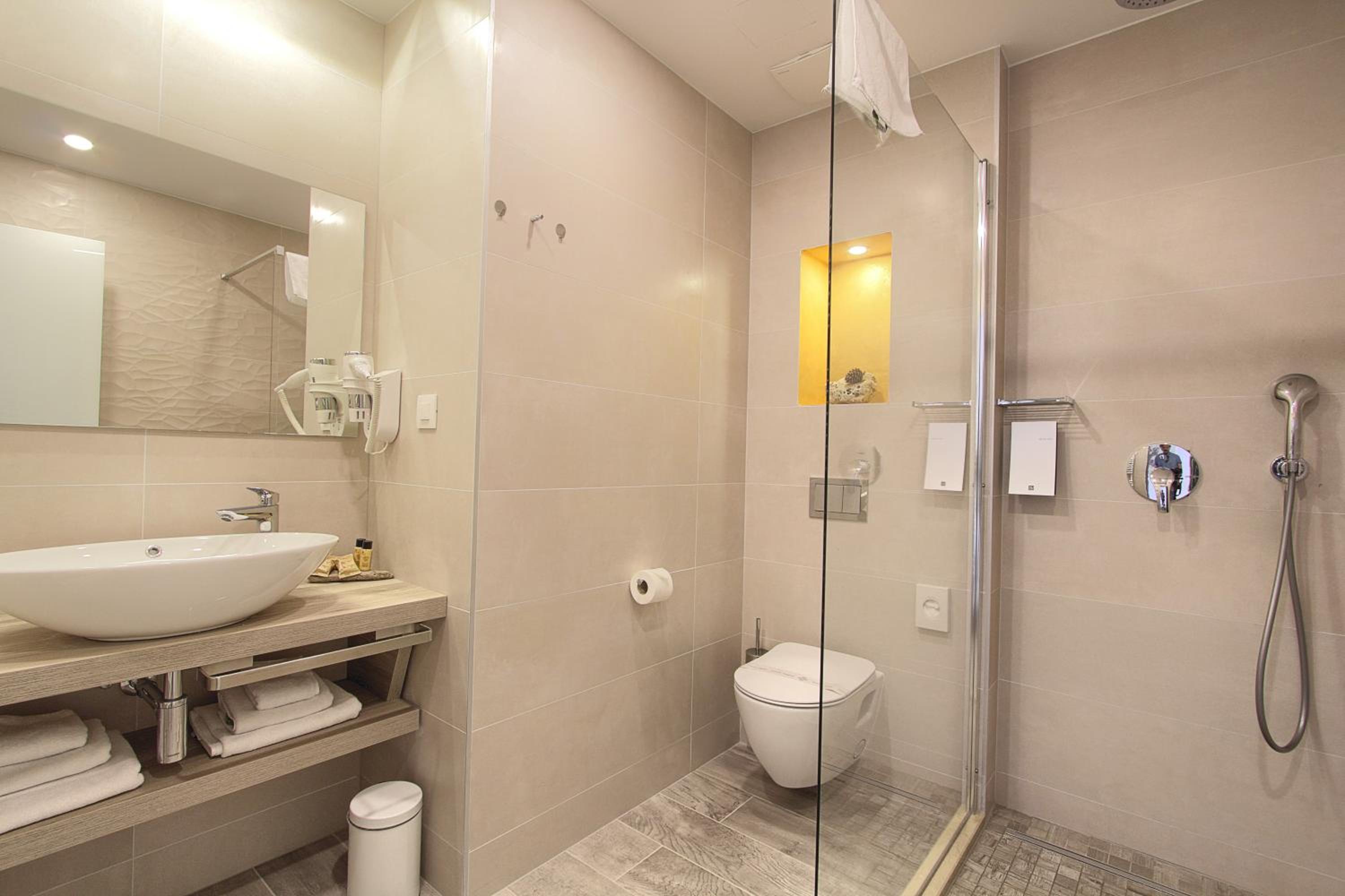 One-Bedroom Suite with Balcony and Sea View photo 3