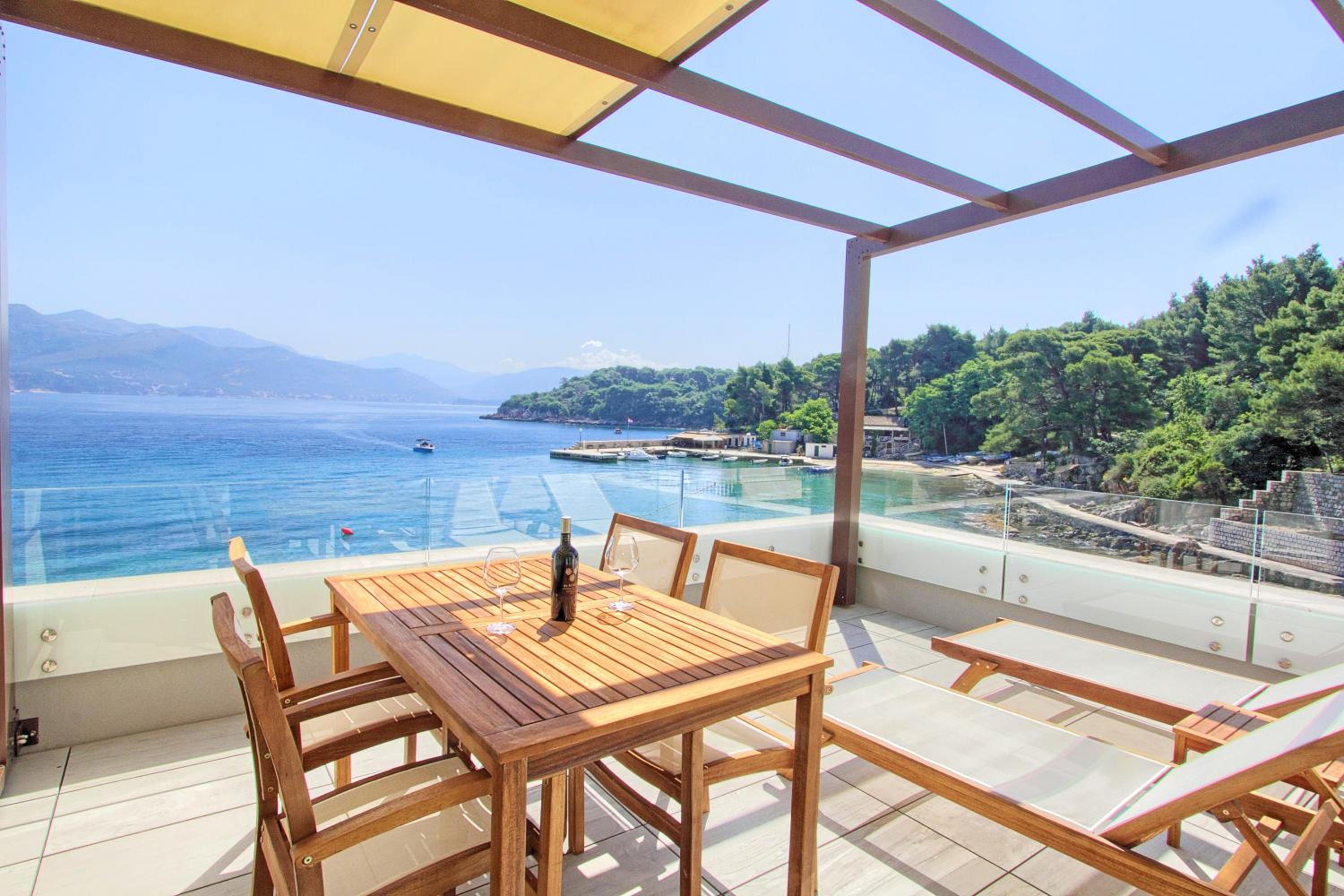 Premium One-Bedroom Suite with Balcony and Sea View photo 2