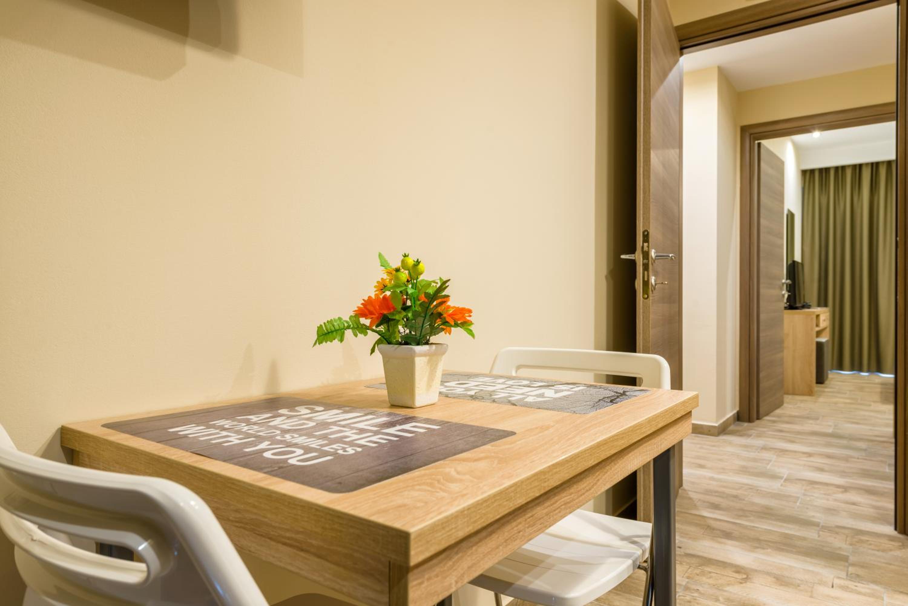 Studio Apartment with Balcony photo 3