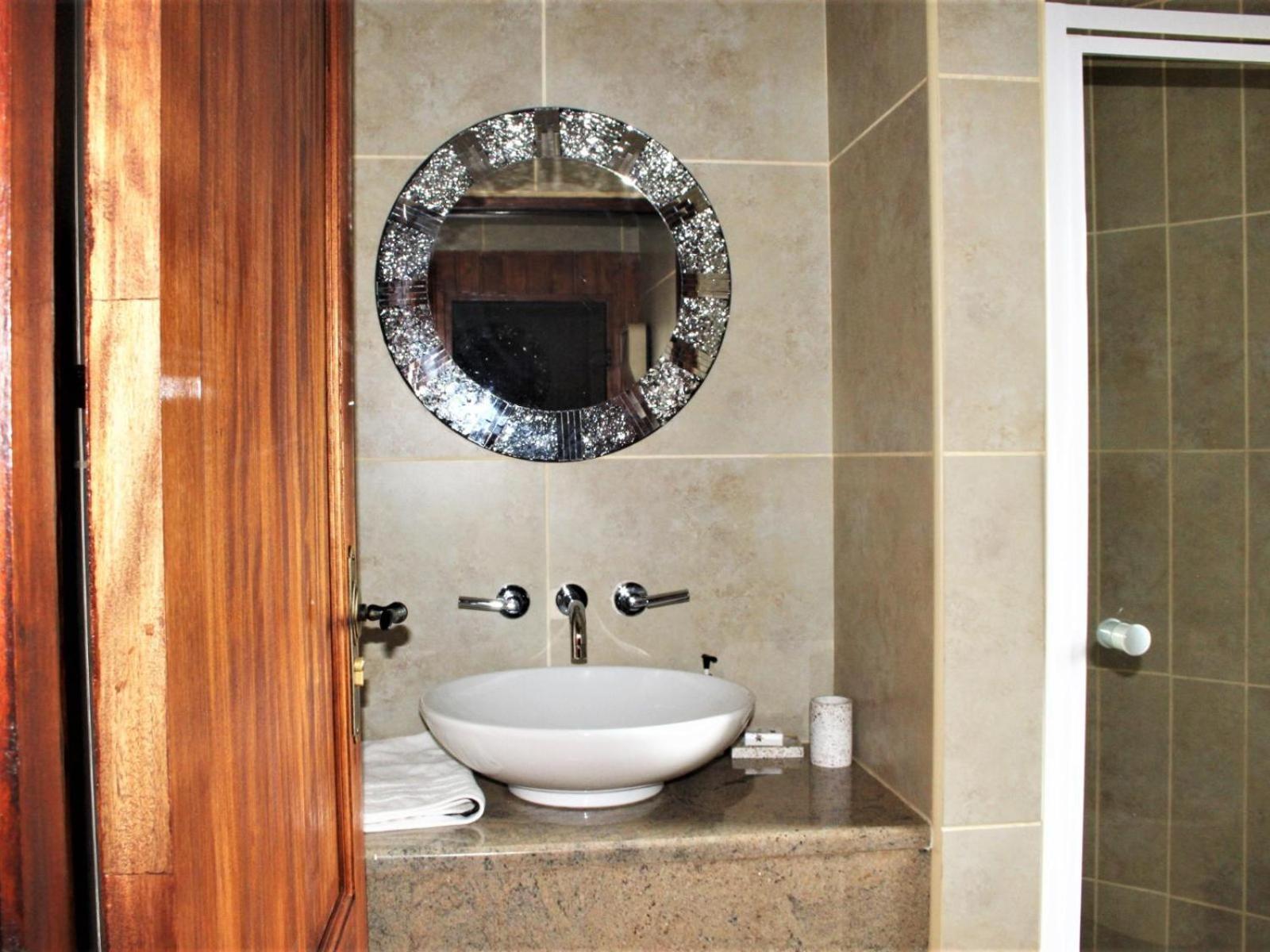 Standard Queen Room - Photo 8