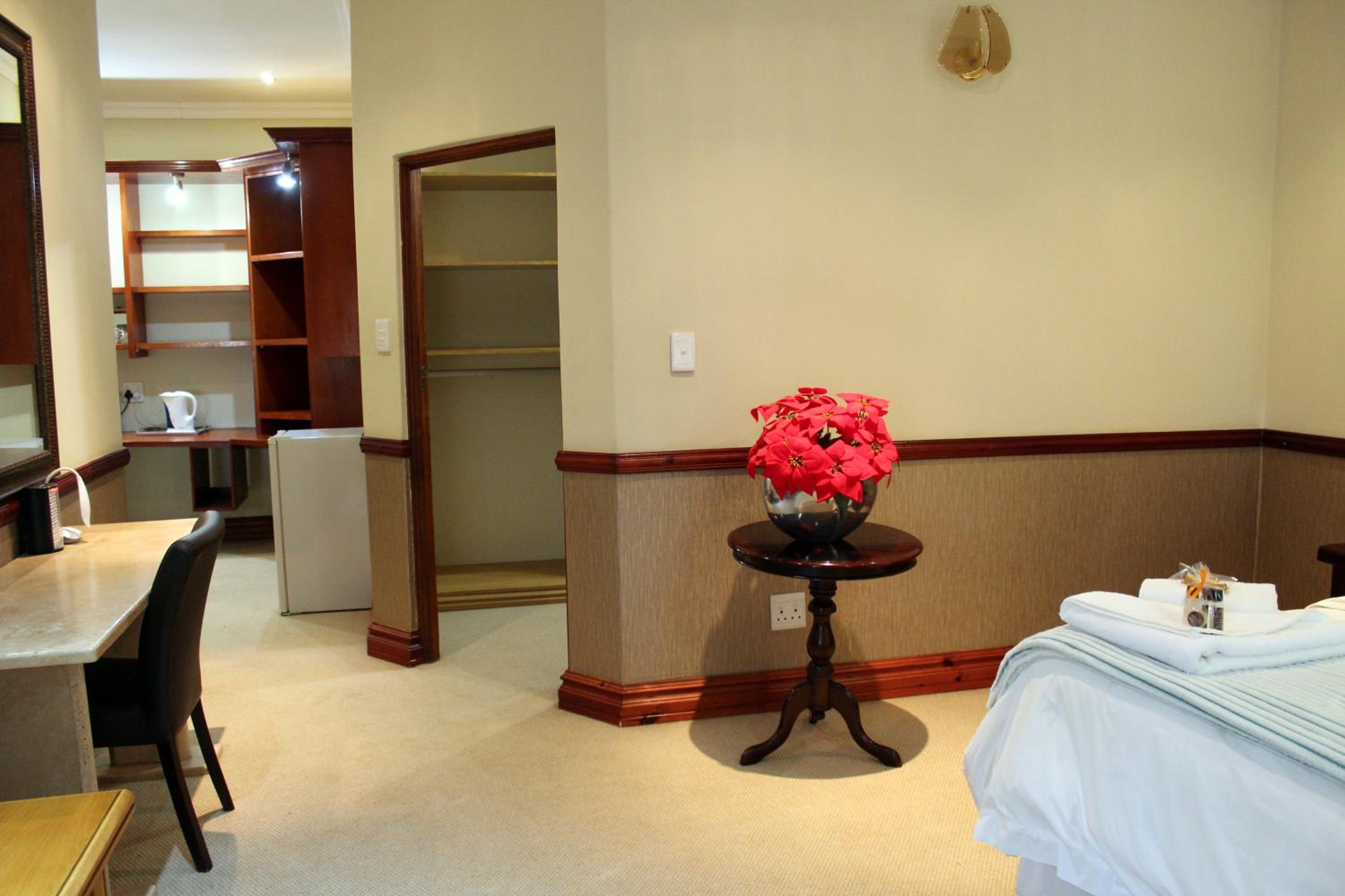 Deluxe Queen Room - Photo 7
