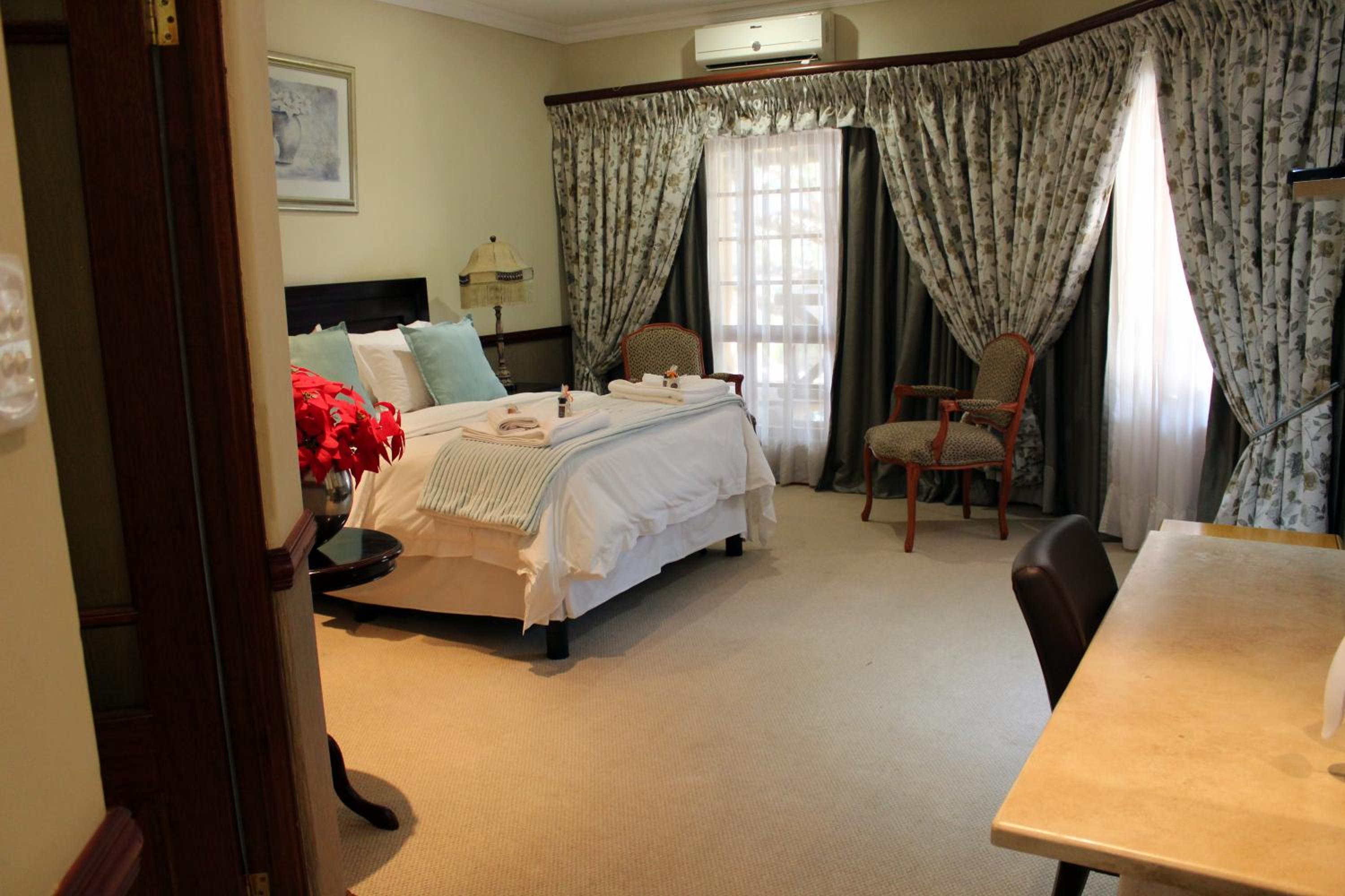 Deluxe Queen Room - Photo 6