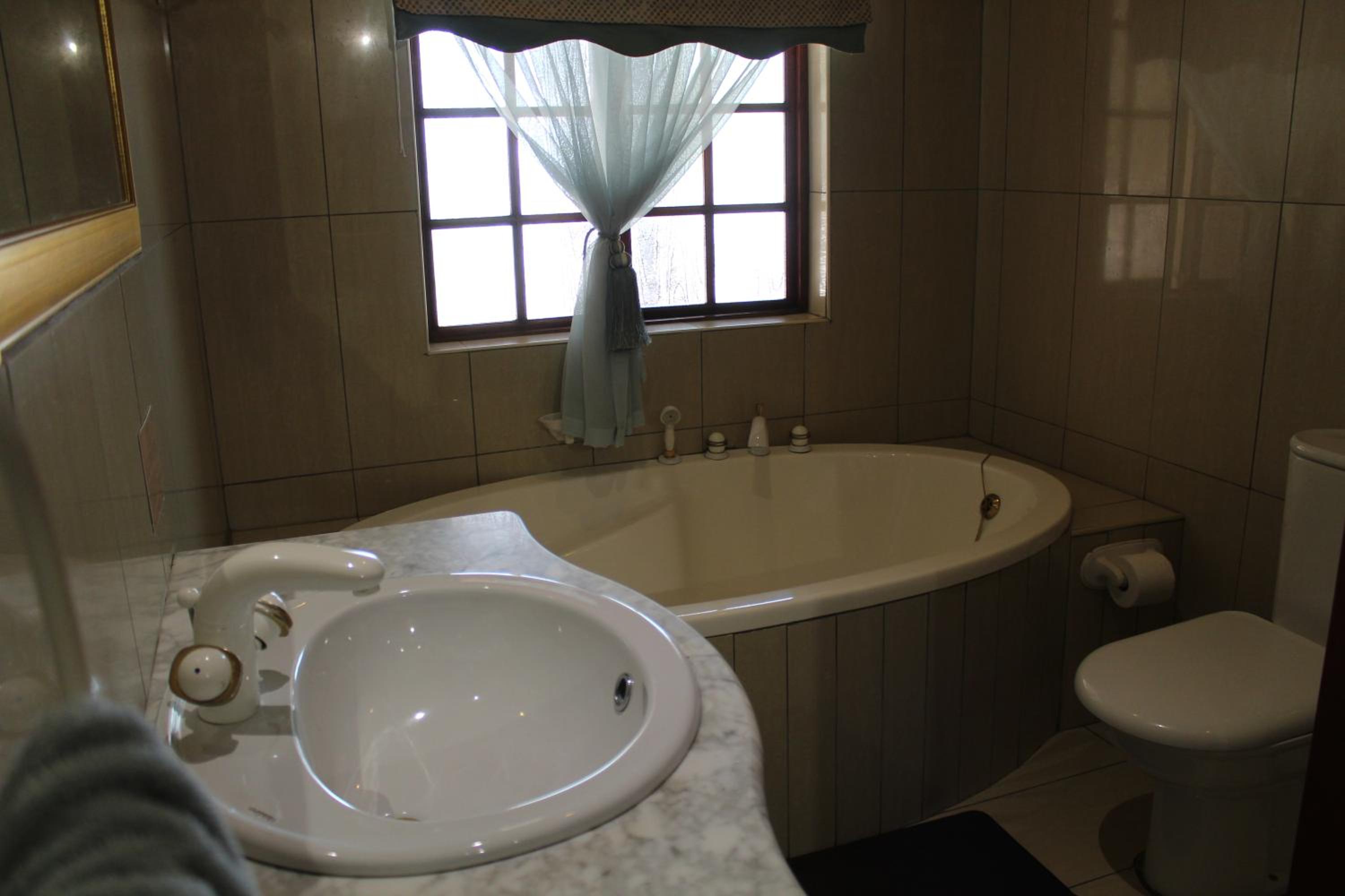 Deluxe Queen Room - Photo 5