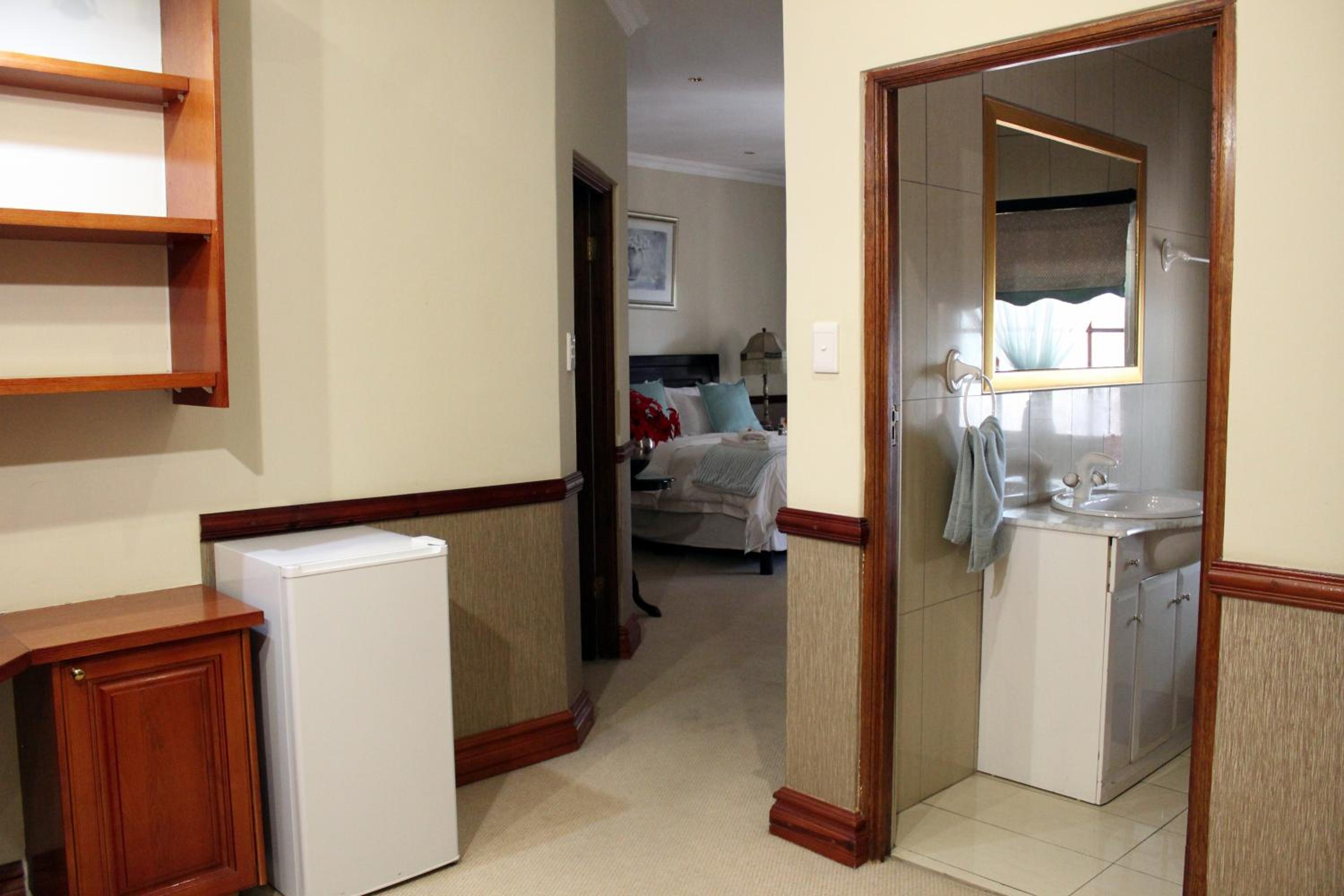 Deluxe Queen Room - Photo 3
