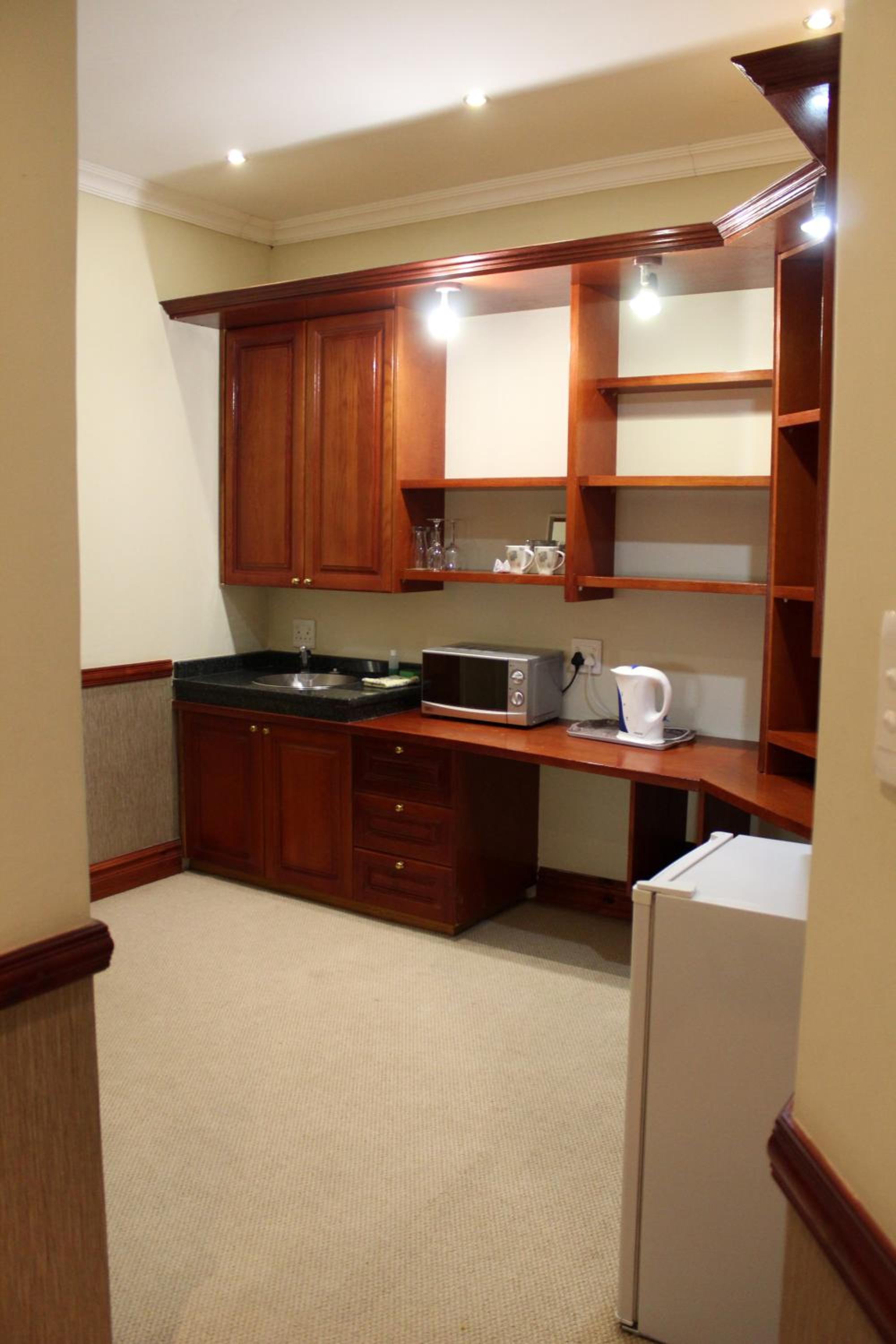 Deluxe Queen Room - Photo 12