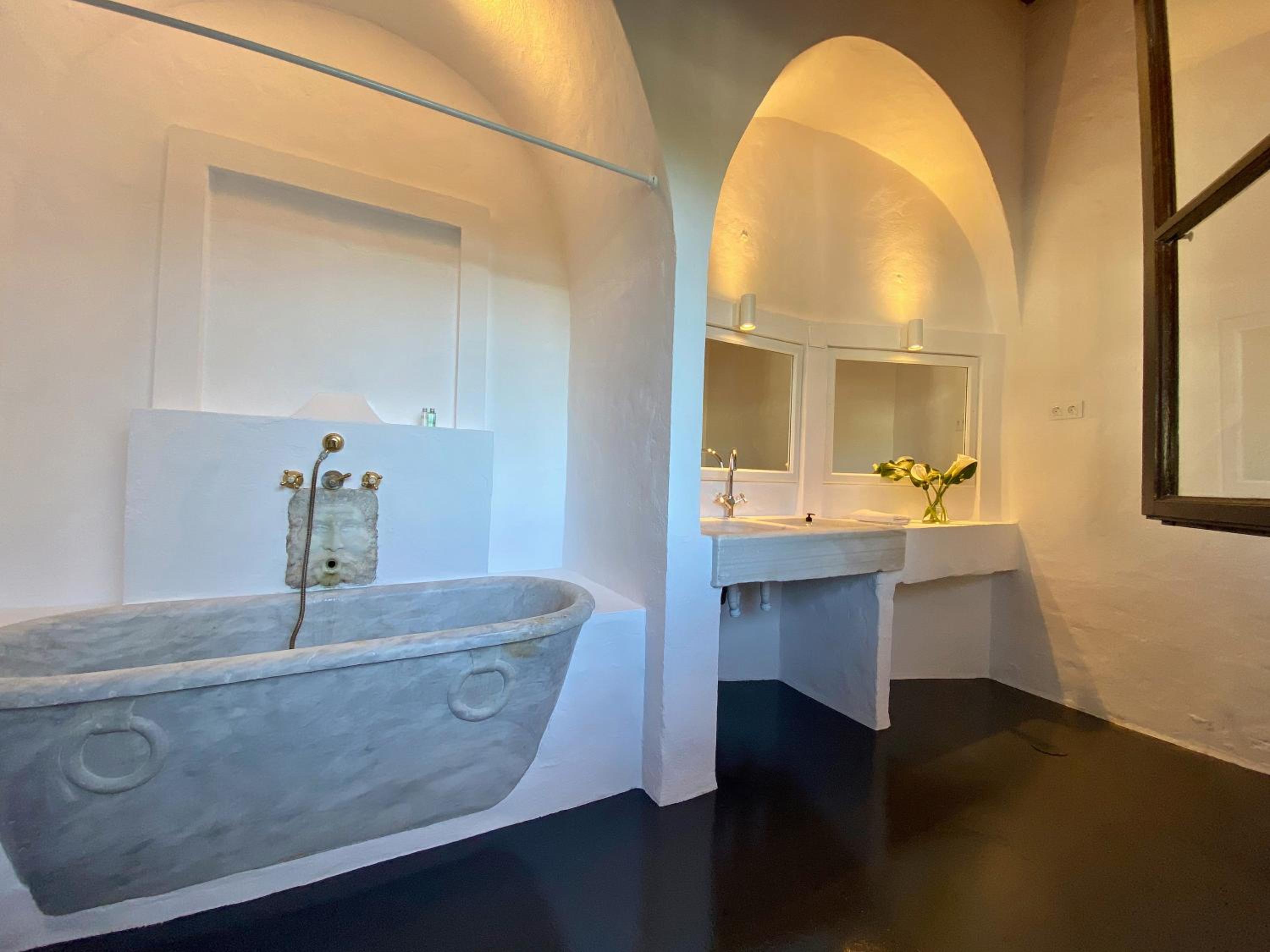 Deluxe Double Room with Balcony - Photo 7
