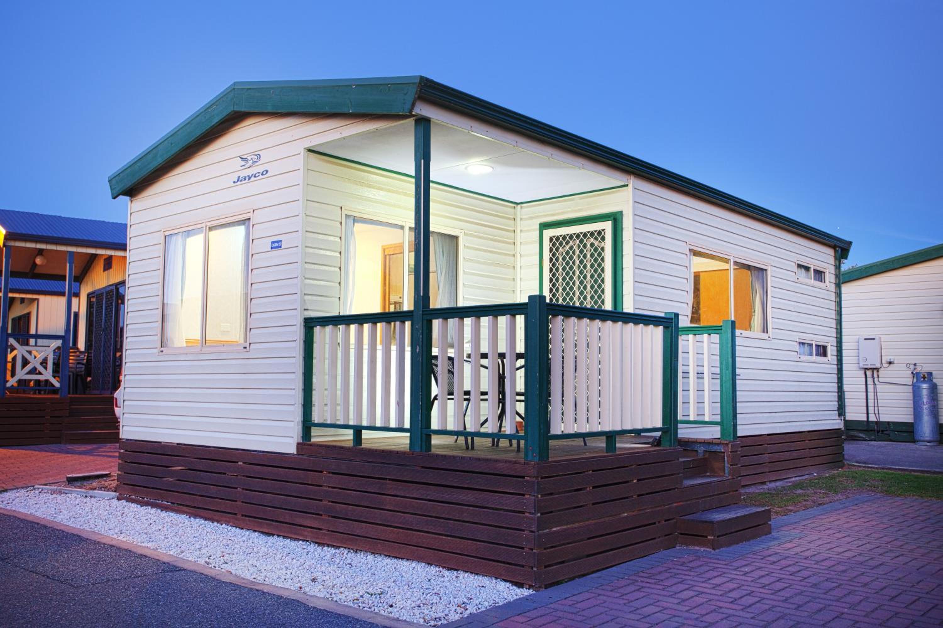 Standard 2-Bedroom Cabin - Sleeps 6 (Pet Friendly) photo 2