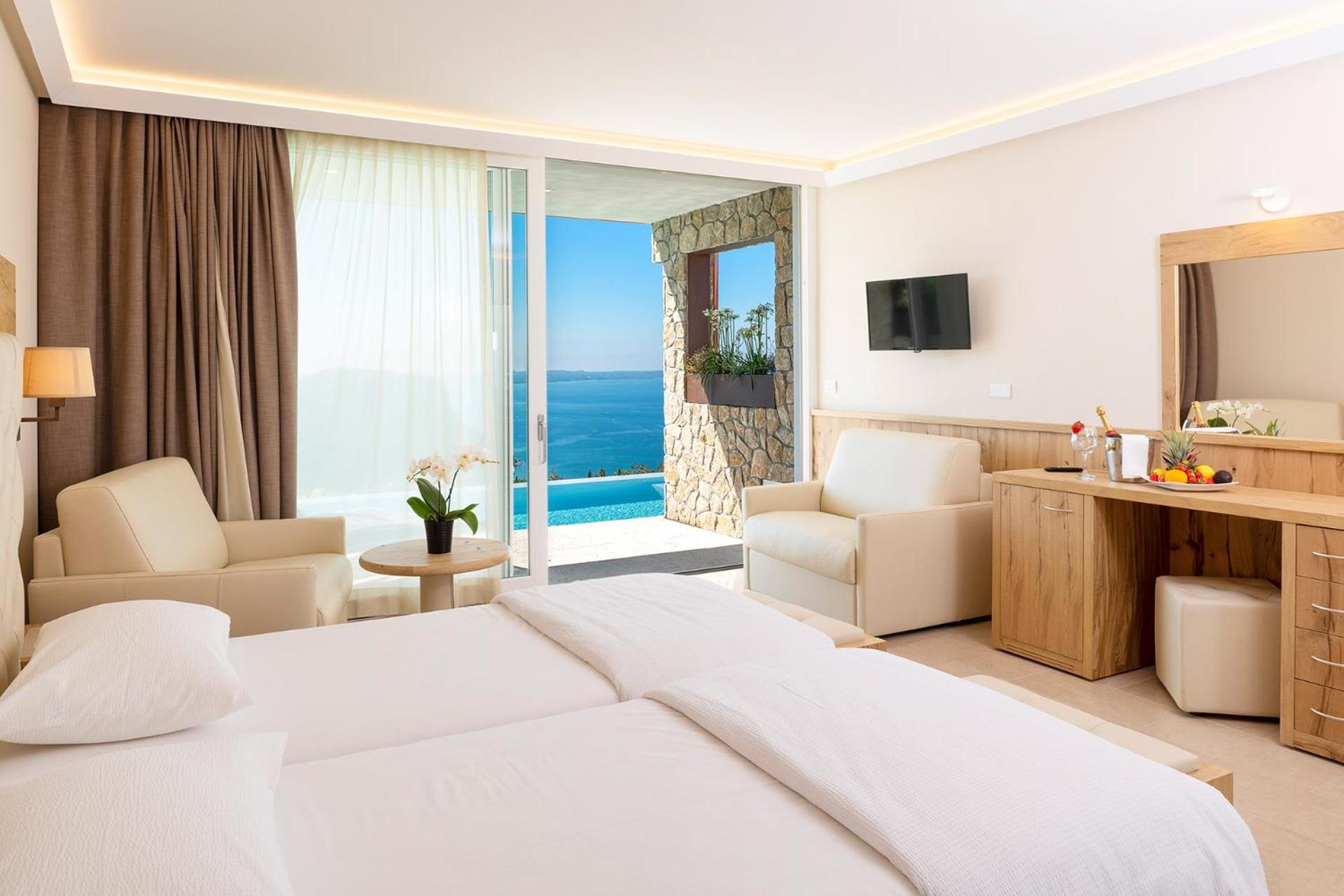 Suite with Infinity Pool - Photo 86