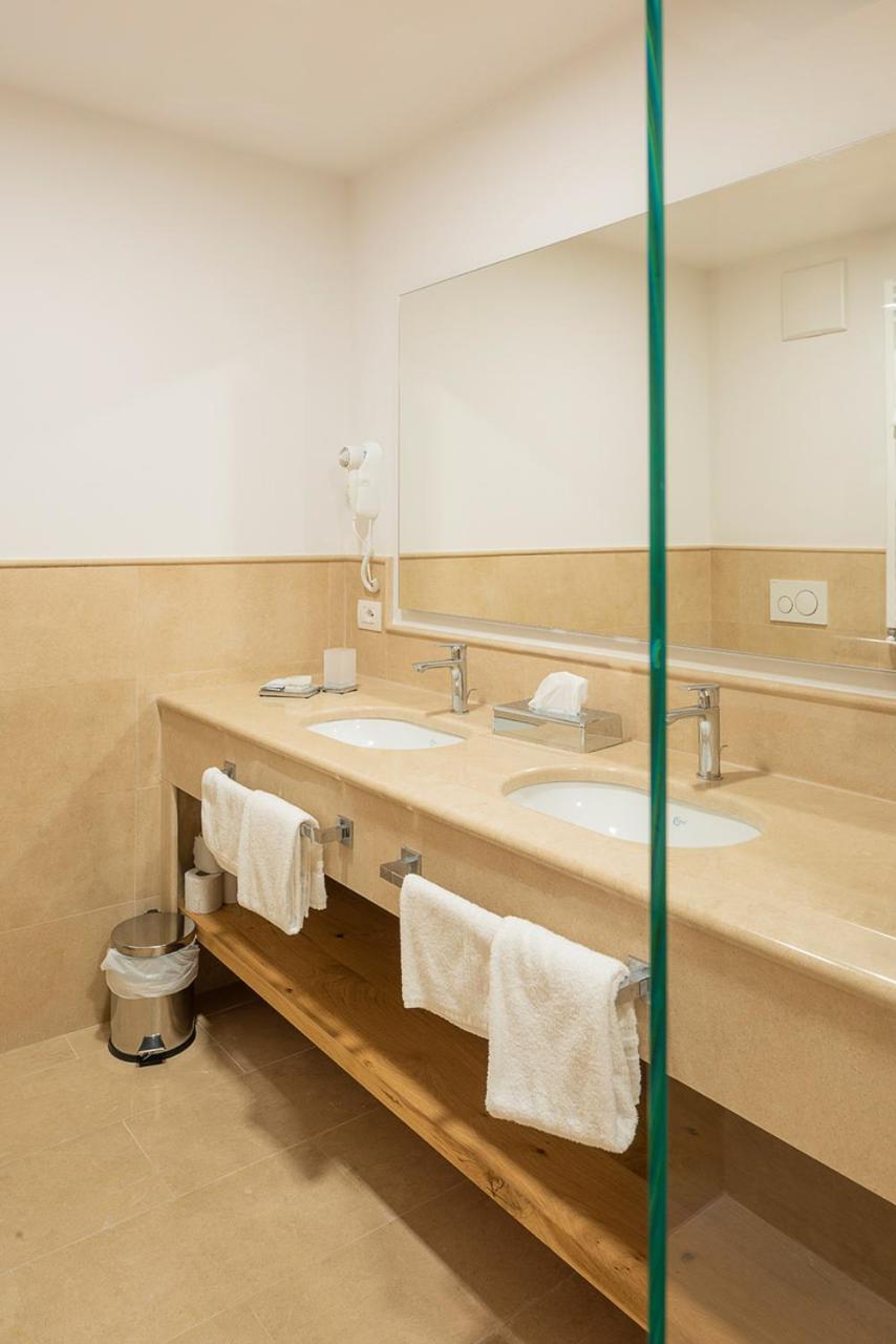 Suite with Infinity Pool - Photo 18