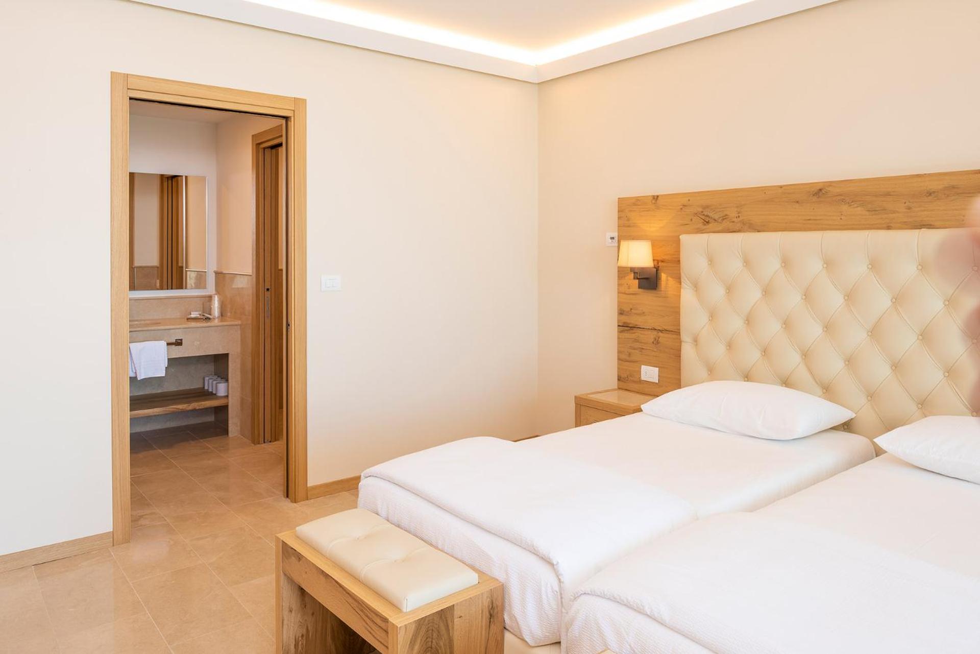 Suite with Infinity Pool - Photo 30