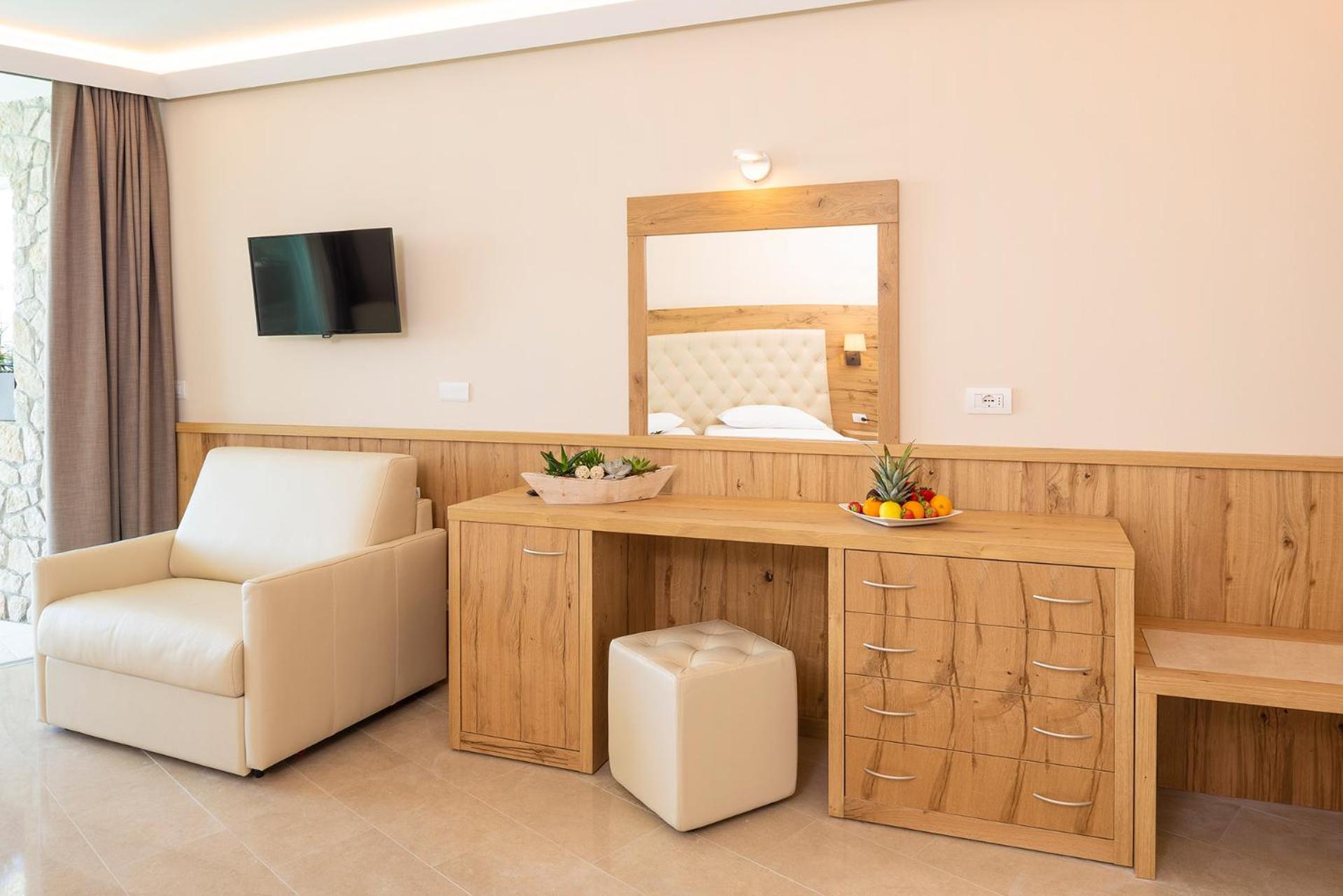 Suite with Infinity Pool - Photo 24