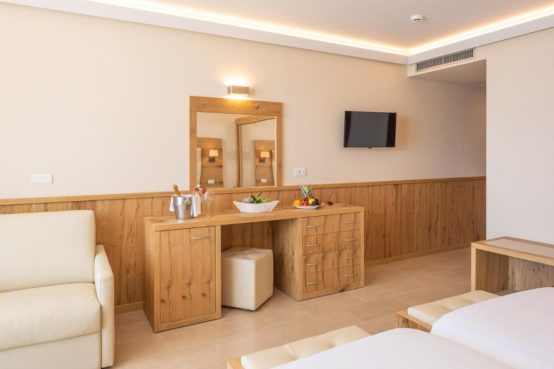 Suite with Infinity Pool - Photo 25