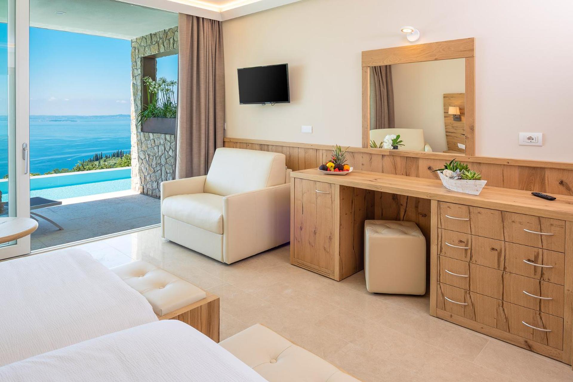 Suite with Infinity Pool - Photo 43
