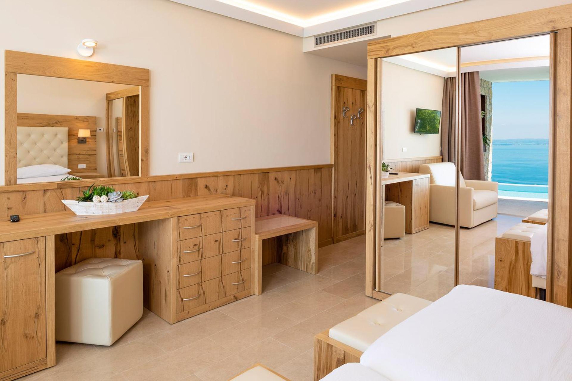 Suite with Infinity Pool - Photo 26