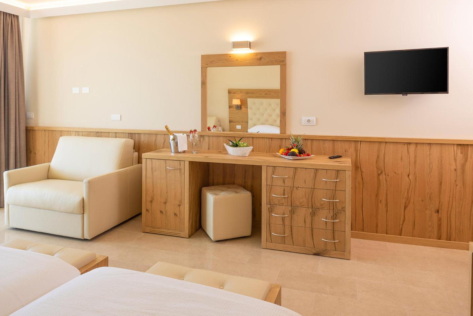 Suite with Infinity Pool - Photo 21