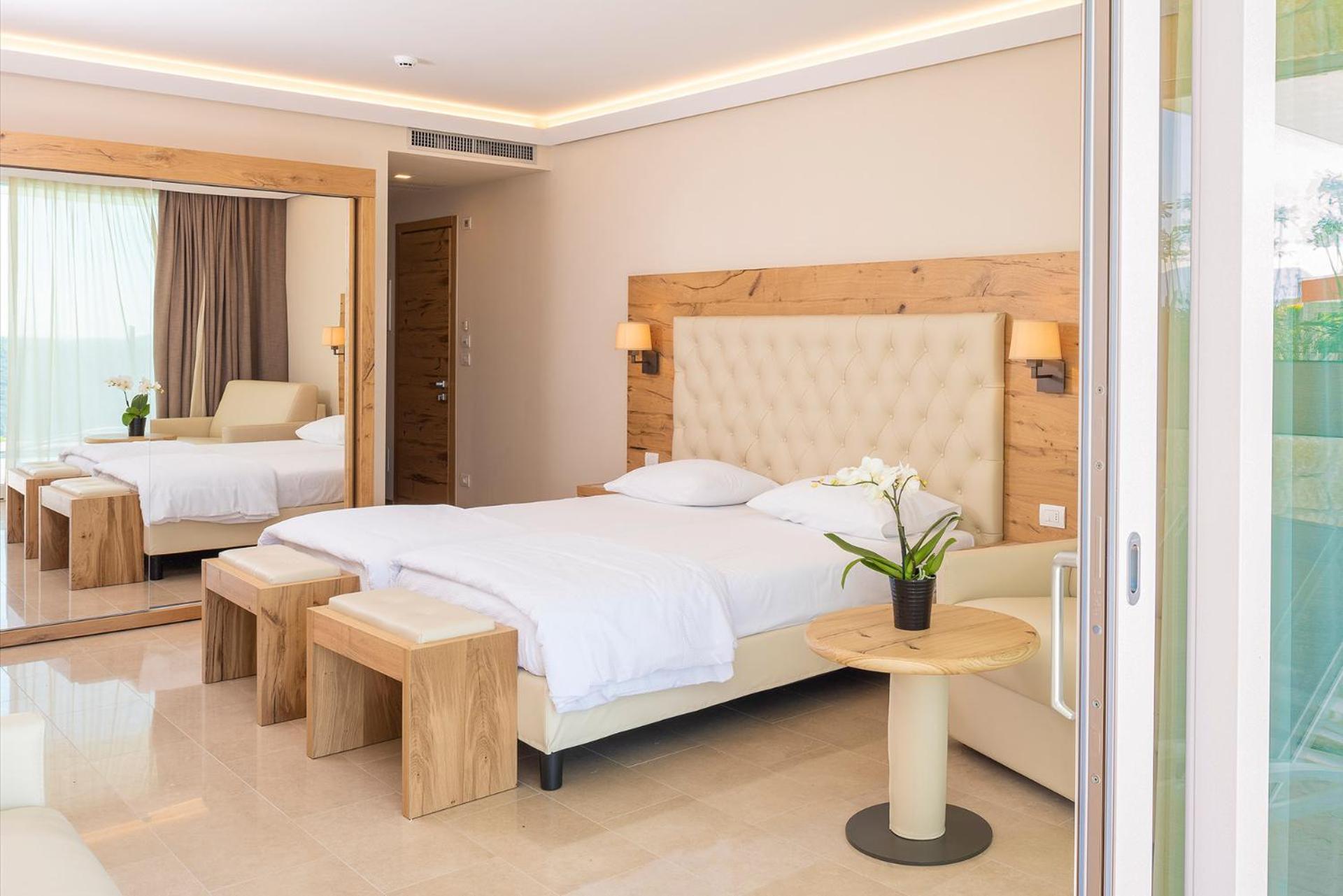 Suite with Infinity Pool - Photo 29