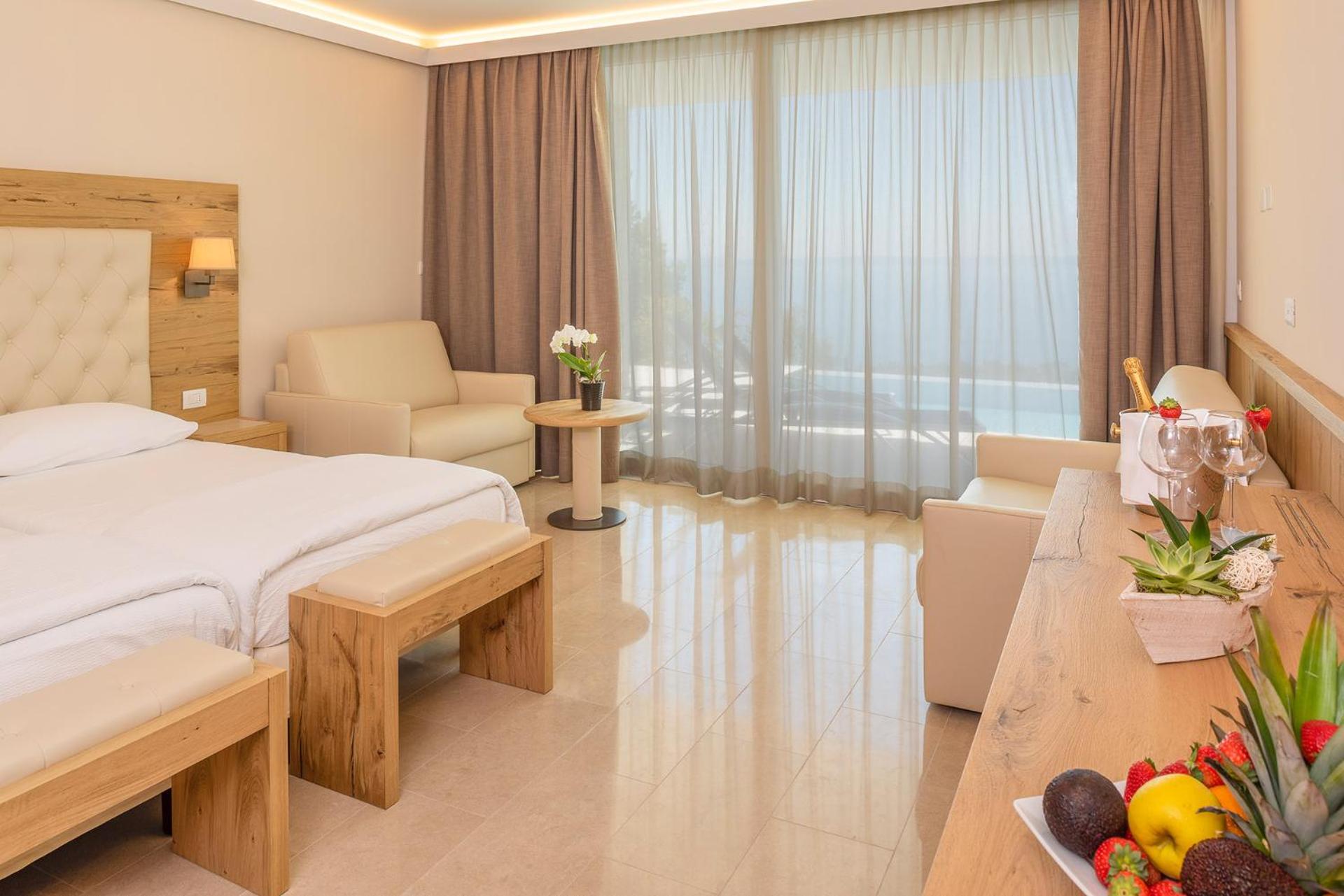 Suite with Infinity Pool - Photo 28