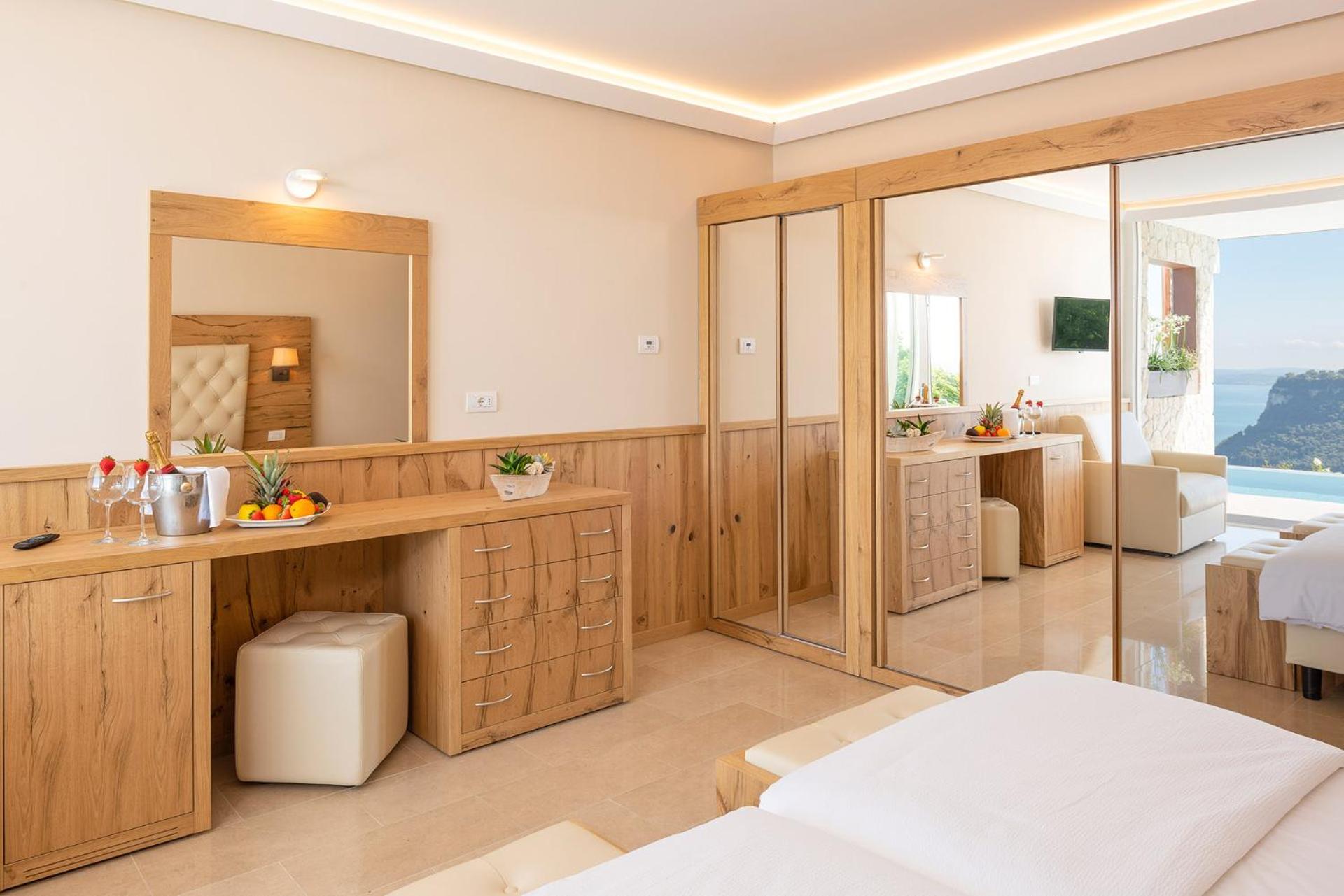 Suite with Infinity Pool - Photo 27