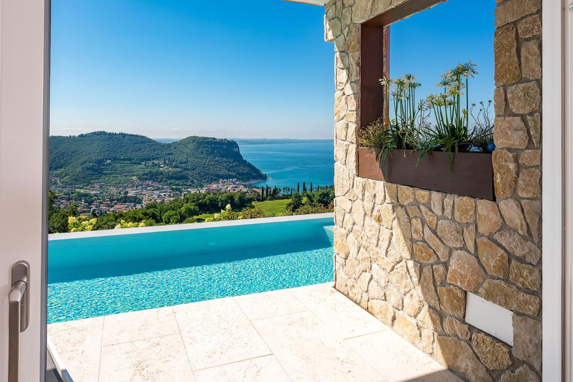 Suite with Infinity Pool - Photo 42