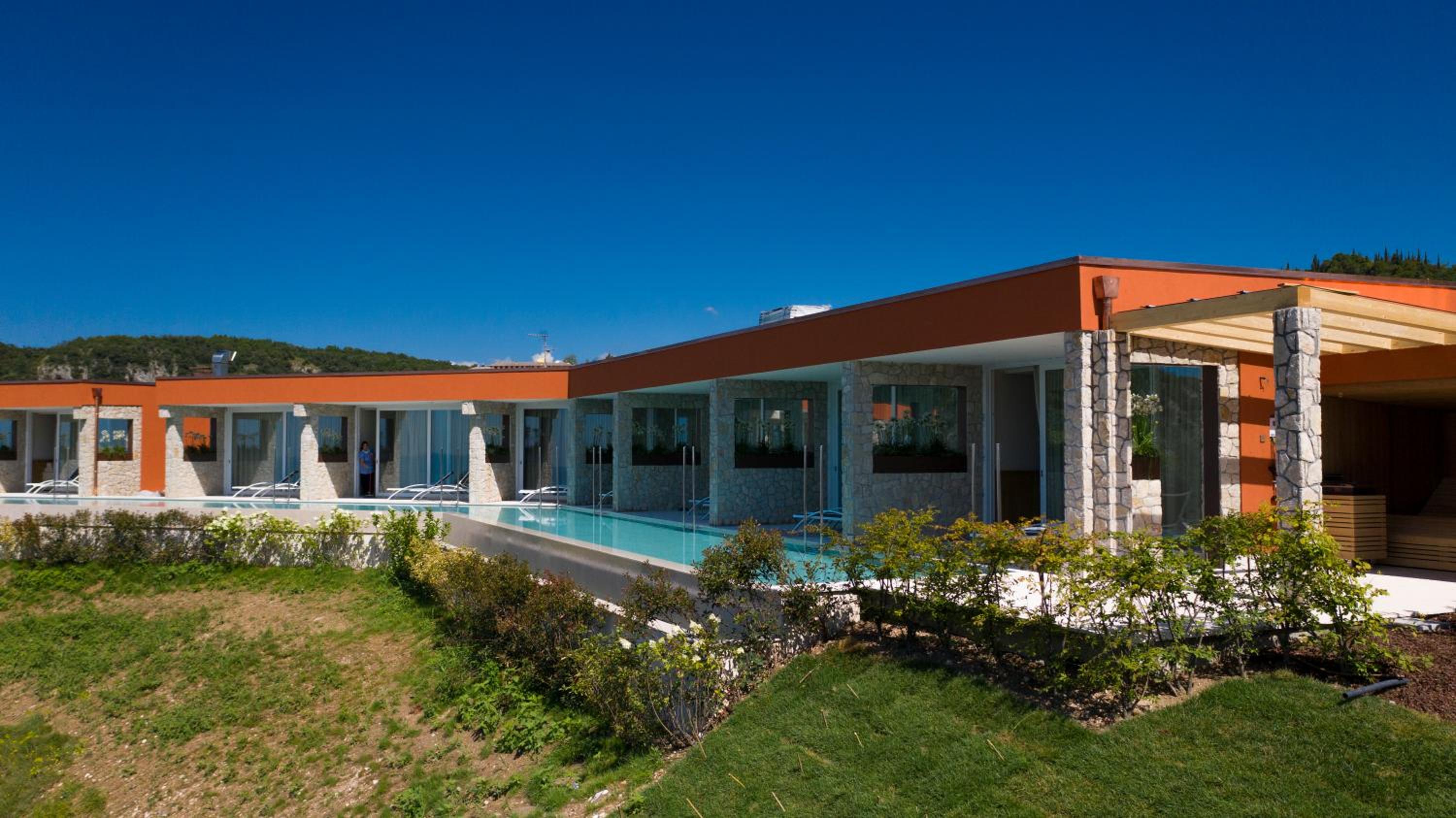 Suite with Infinity Pool - Photo 8