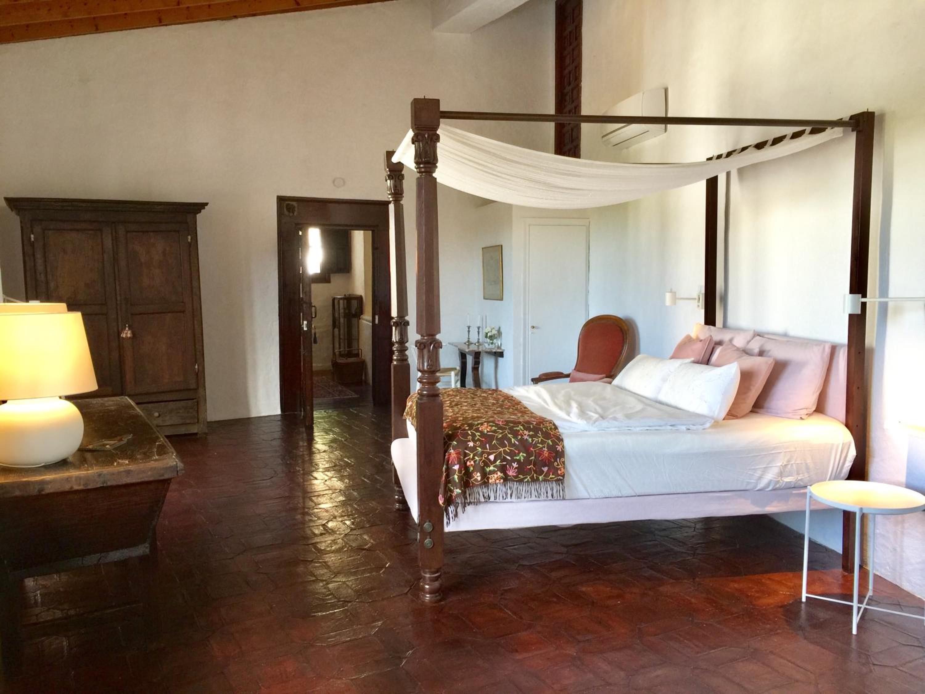 Deluxe Double Room with Balcony - Photo 10