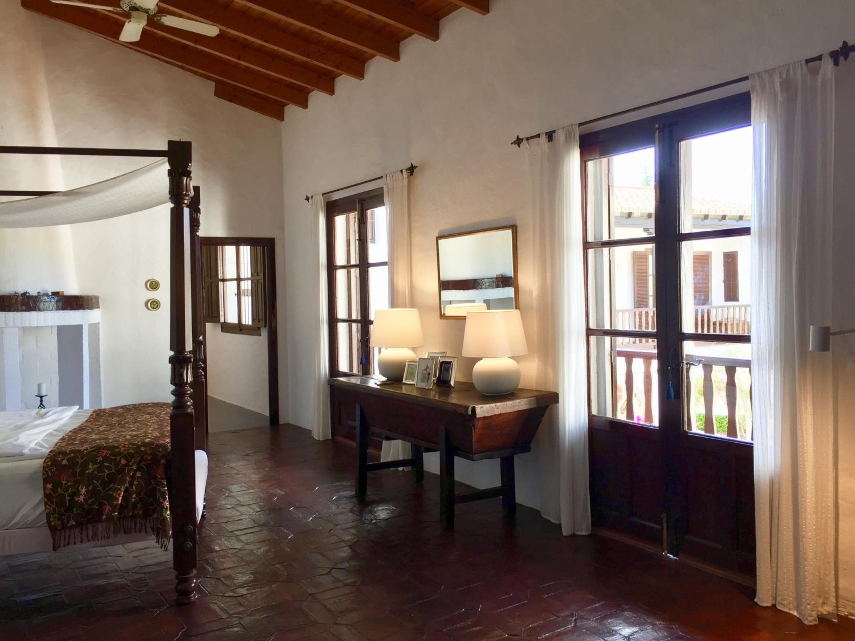 Deluxe Double Room with Balcony - Photo 9