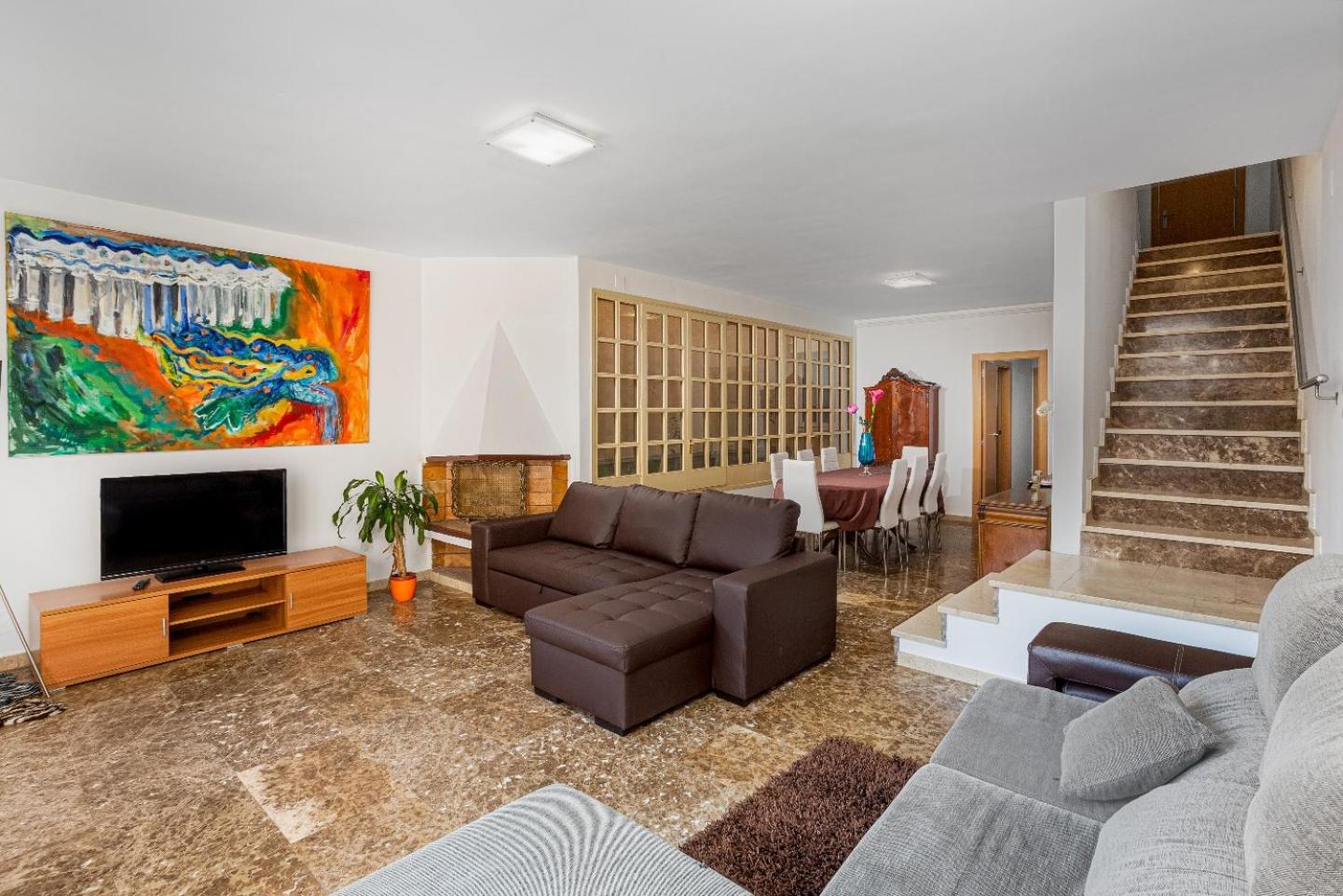 Seven-Bedroom House photo 3