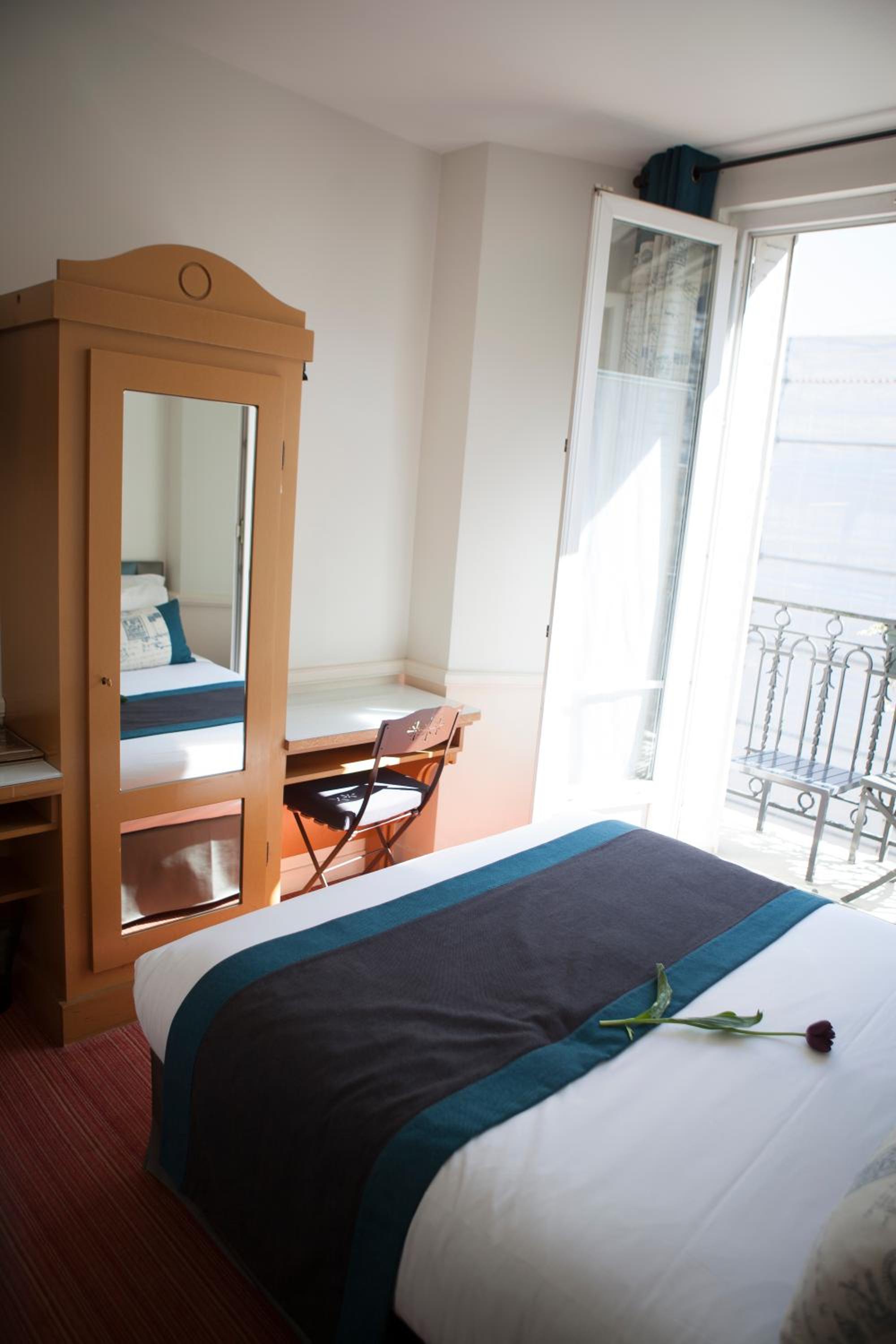 Classic Double Room with Balcony photo 2