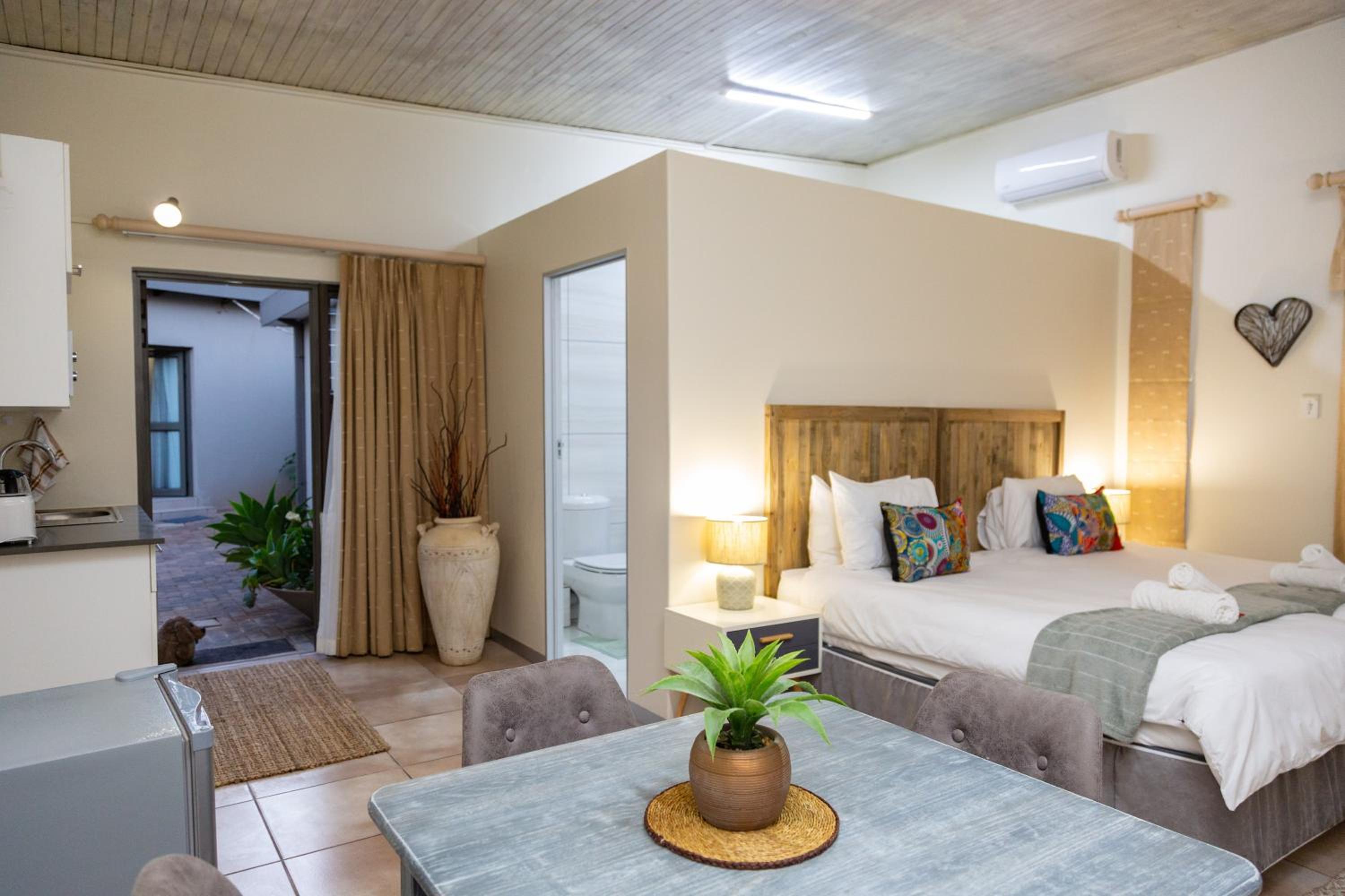 Large Double or Twin Room photo 1
