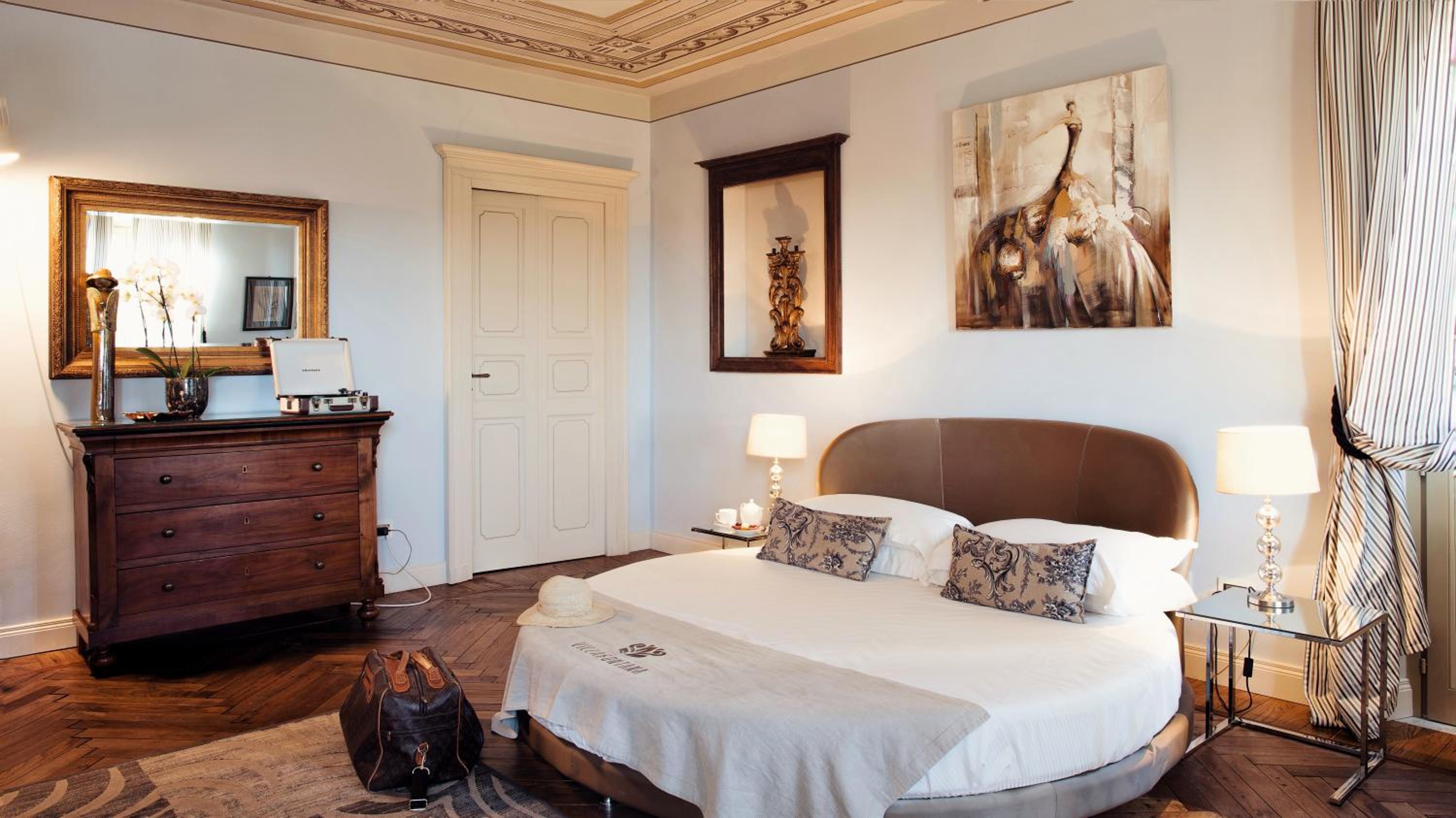 Suite with Spa Access photo 3