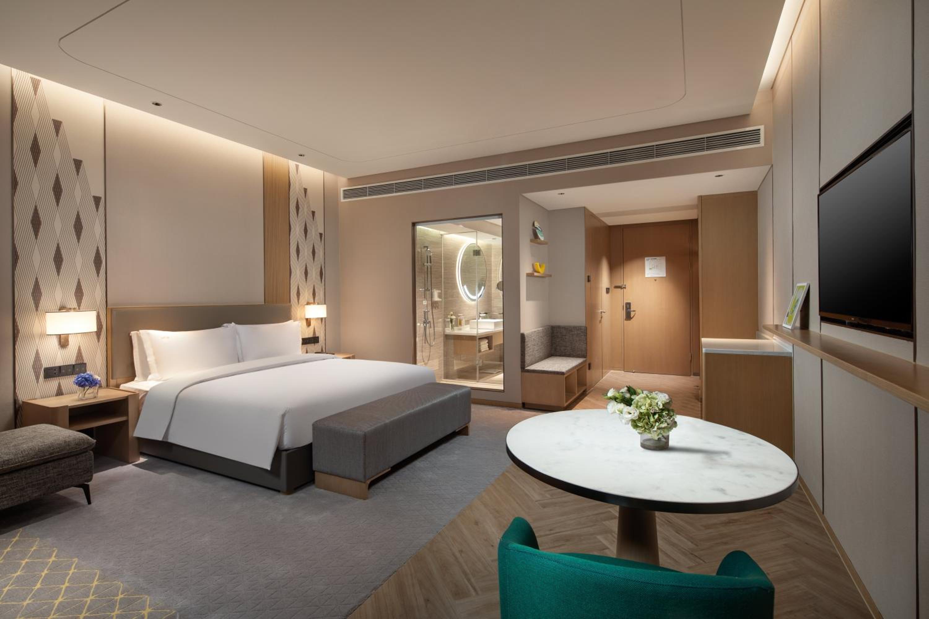 Premium King Room - Photo 4