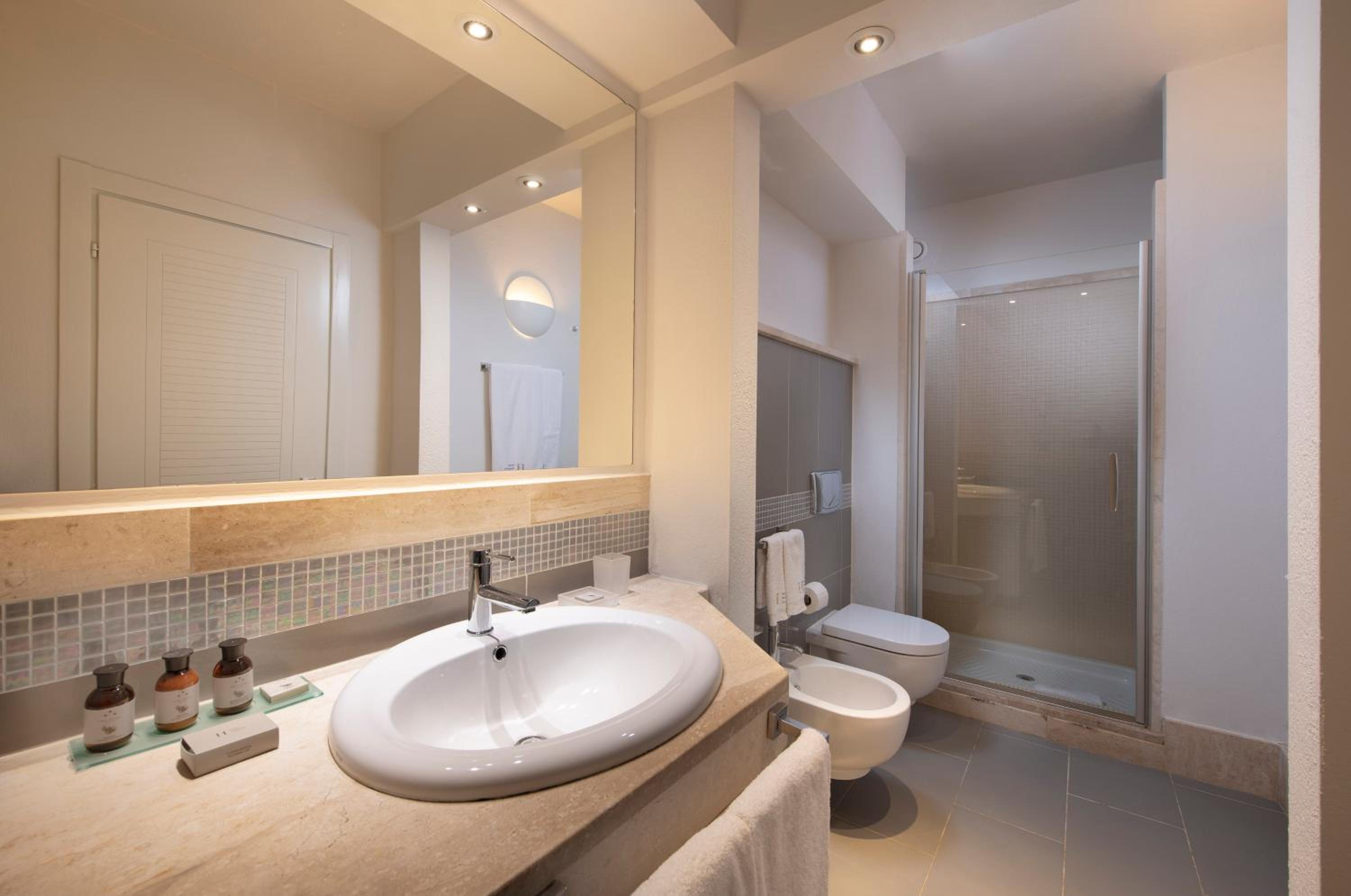 Double Room with Pool View - Photo 4