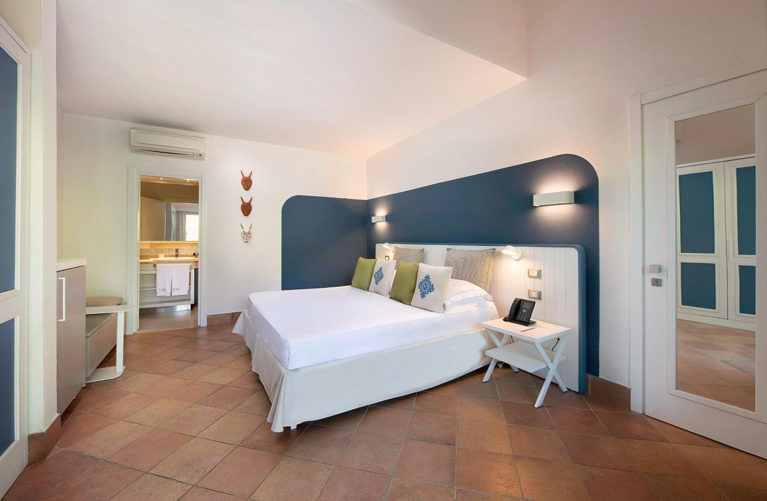 Double Room with Pool View - Photo 3