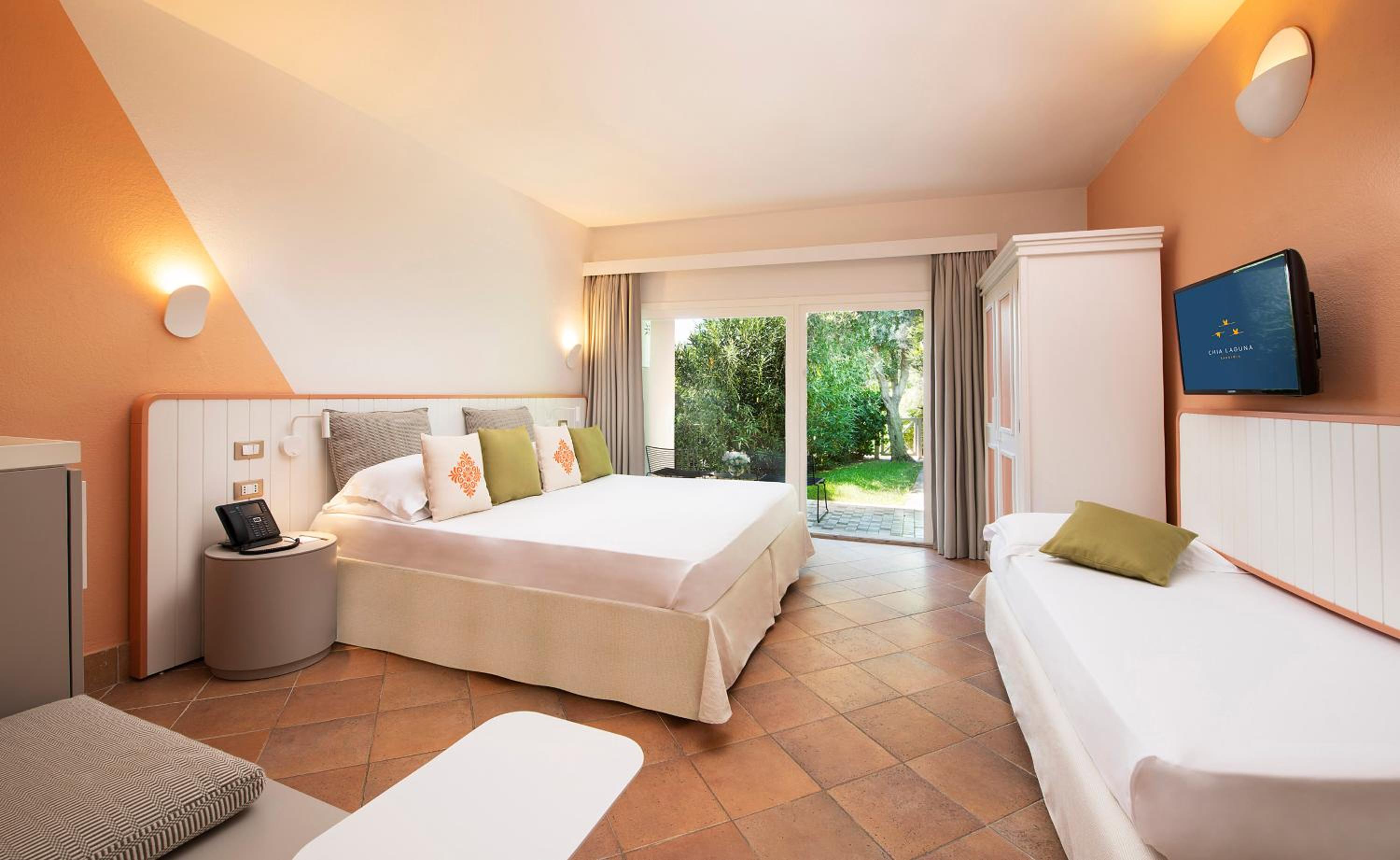 Triple Room with Pool View - Photo 2