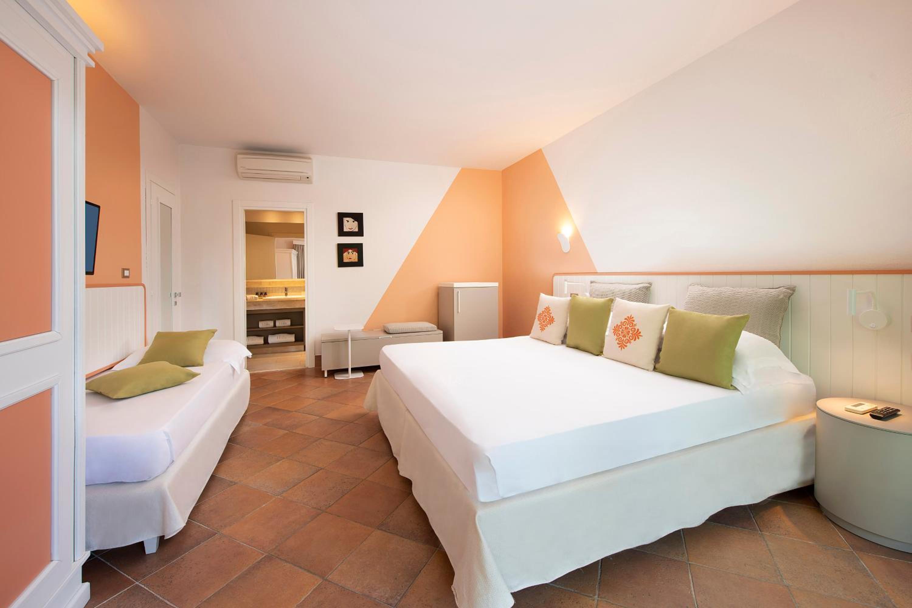 Triple Room with Pool View - Photo 4
