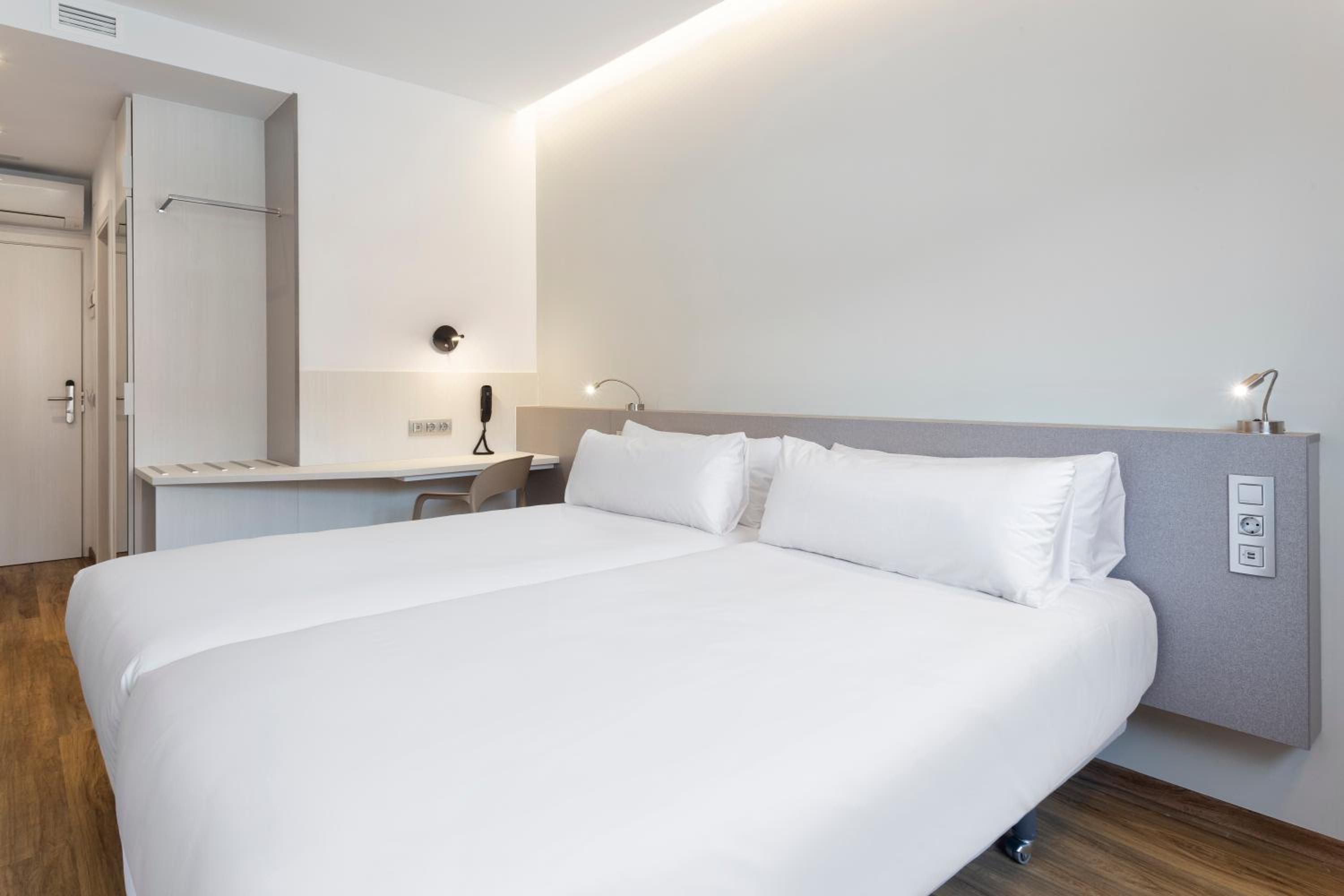 Twin Room - Photo 3